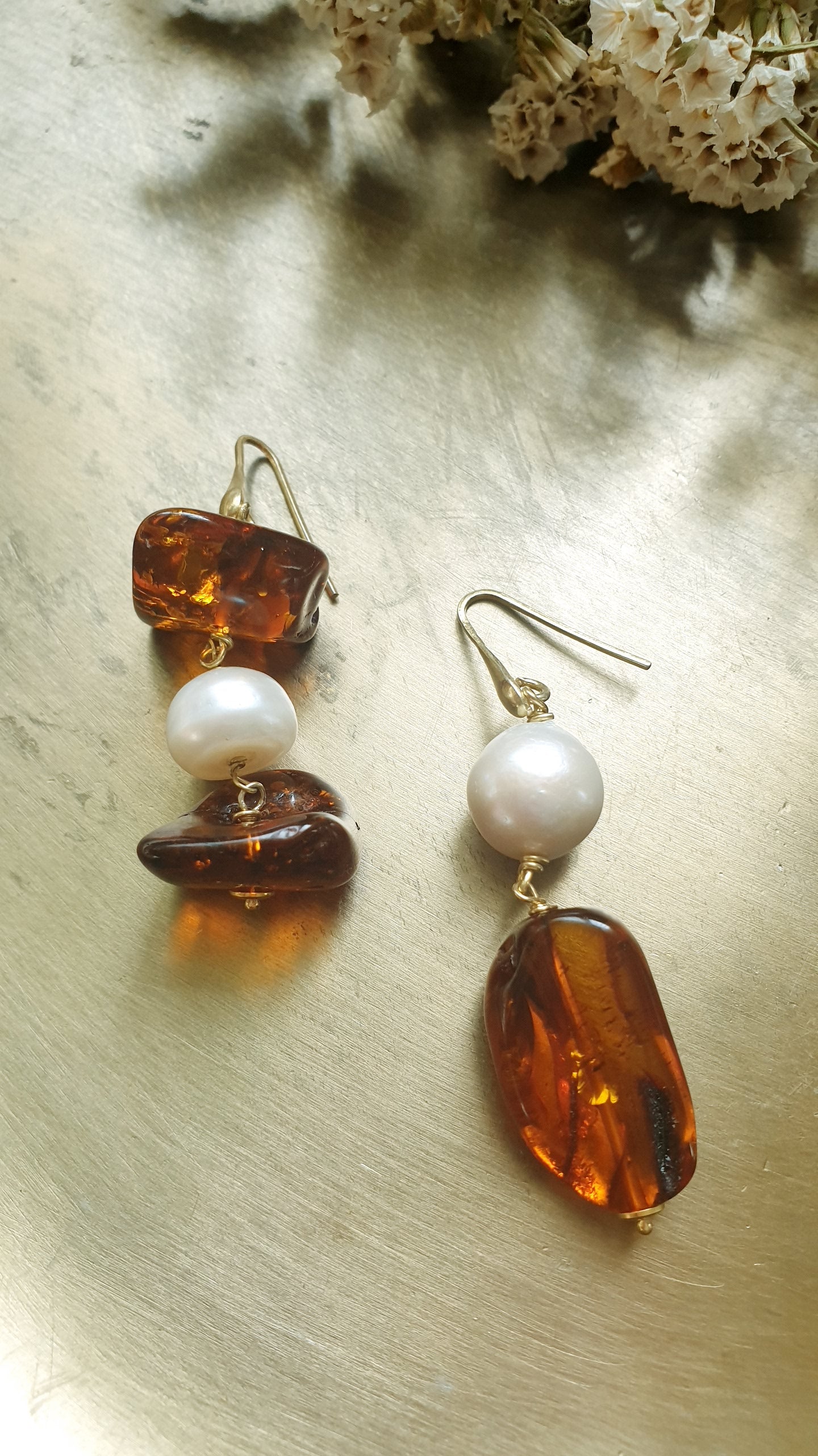 Orecchini in argento con ambra e perle