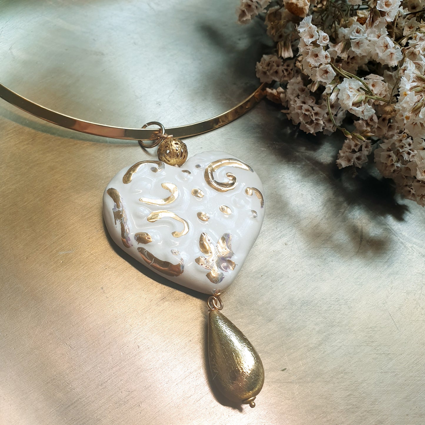 Girocollo n acciaio con cuore in ceramica.