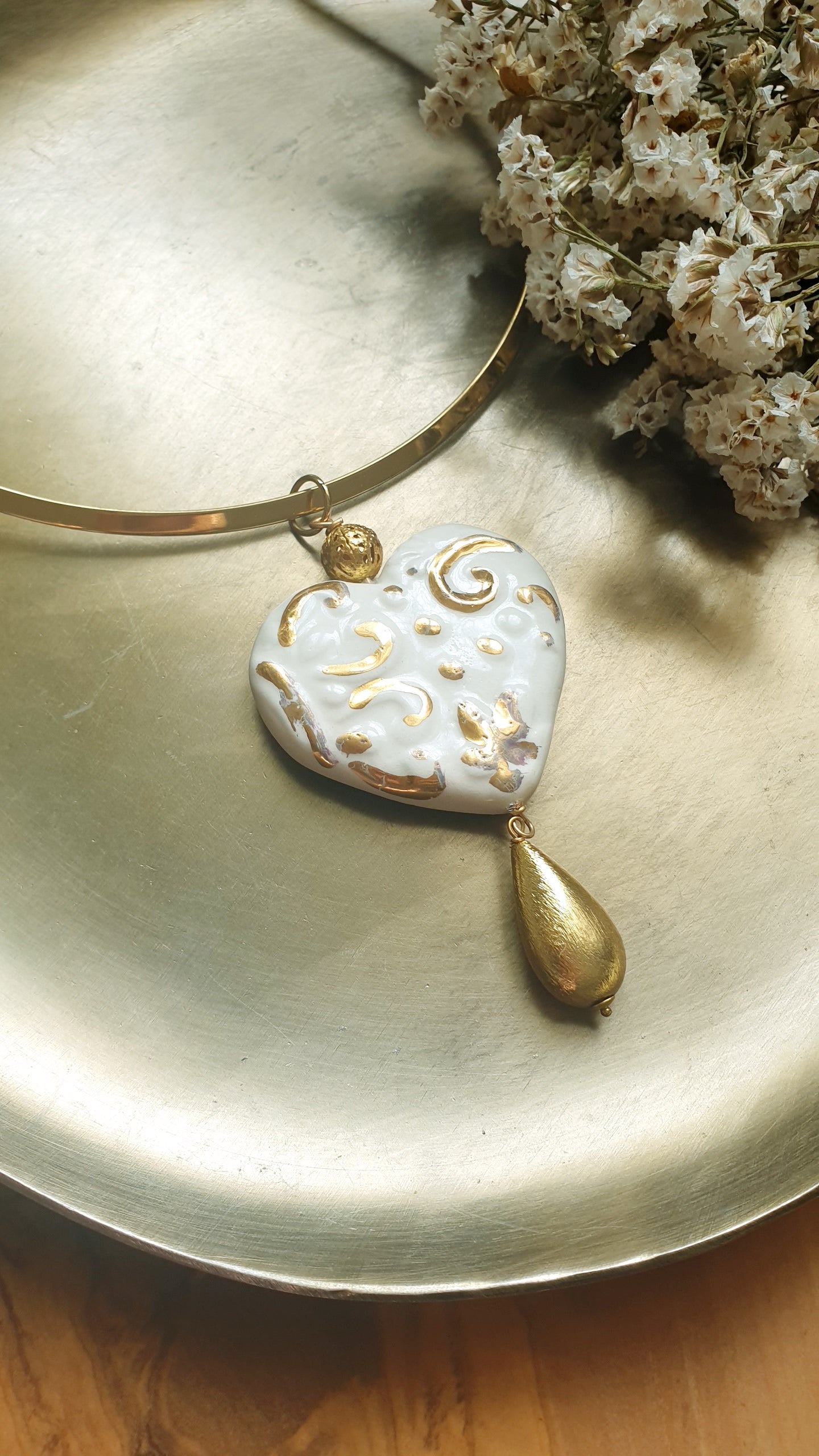 Girocollo n acciaio con cuore in ceramica.