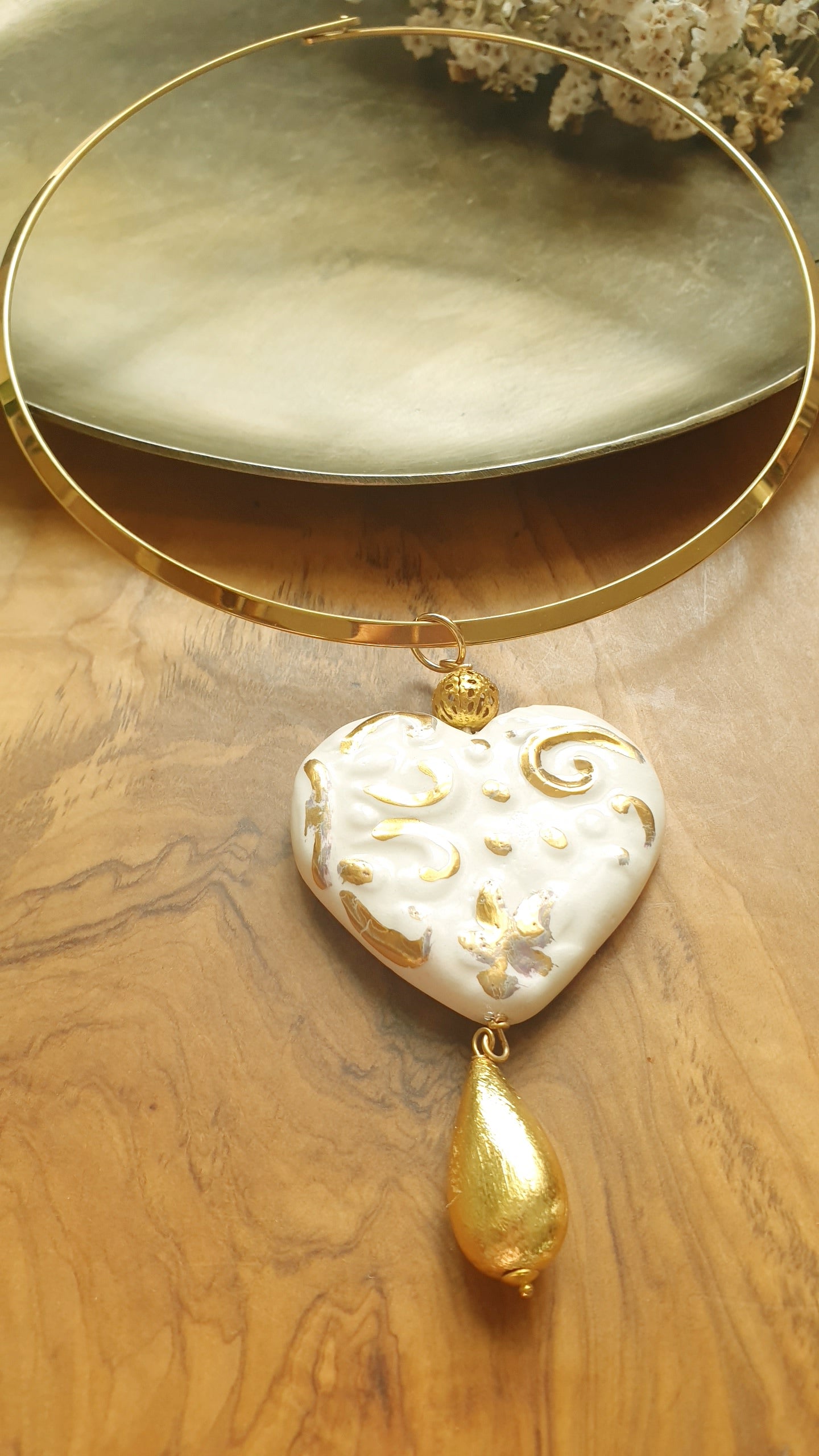 Girocollo n acciaio con cuore in ceramica.