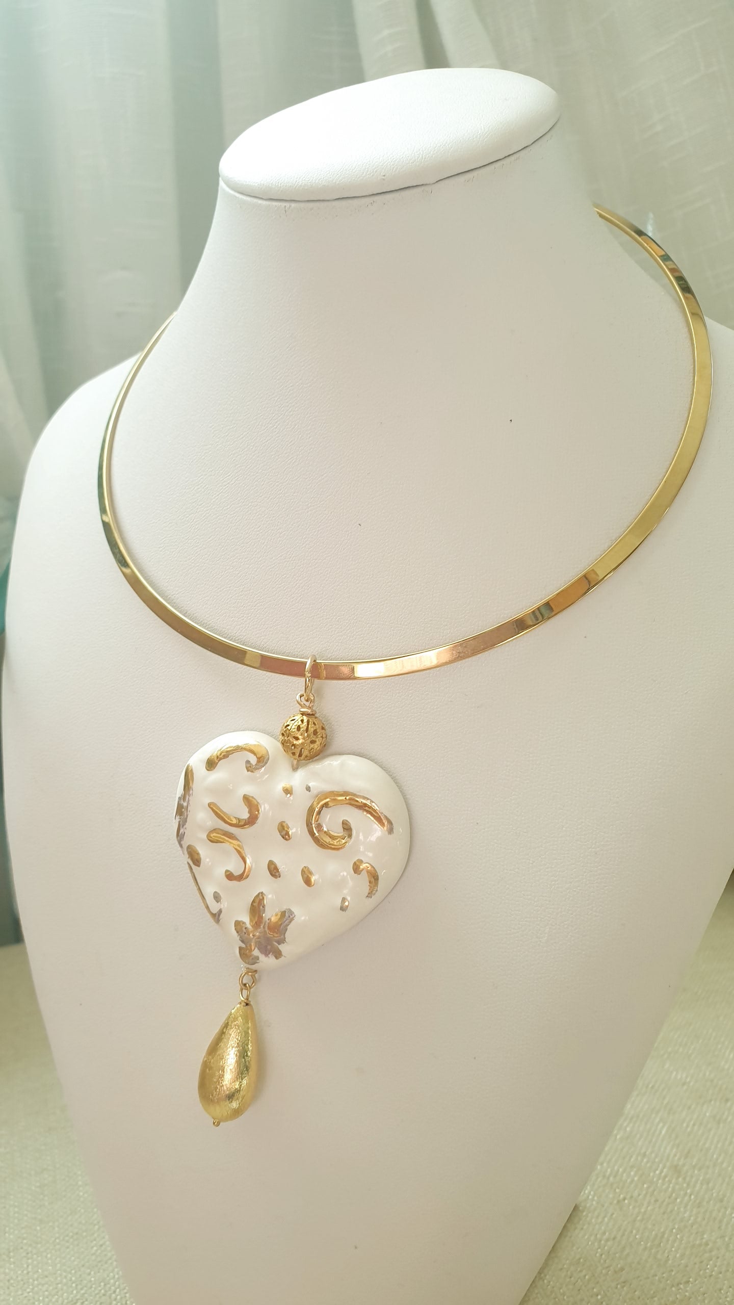 Girocollo n acciaio con cuore in ceramica.