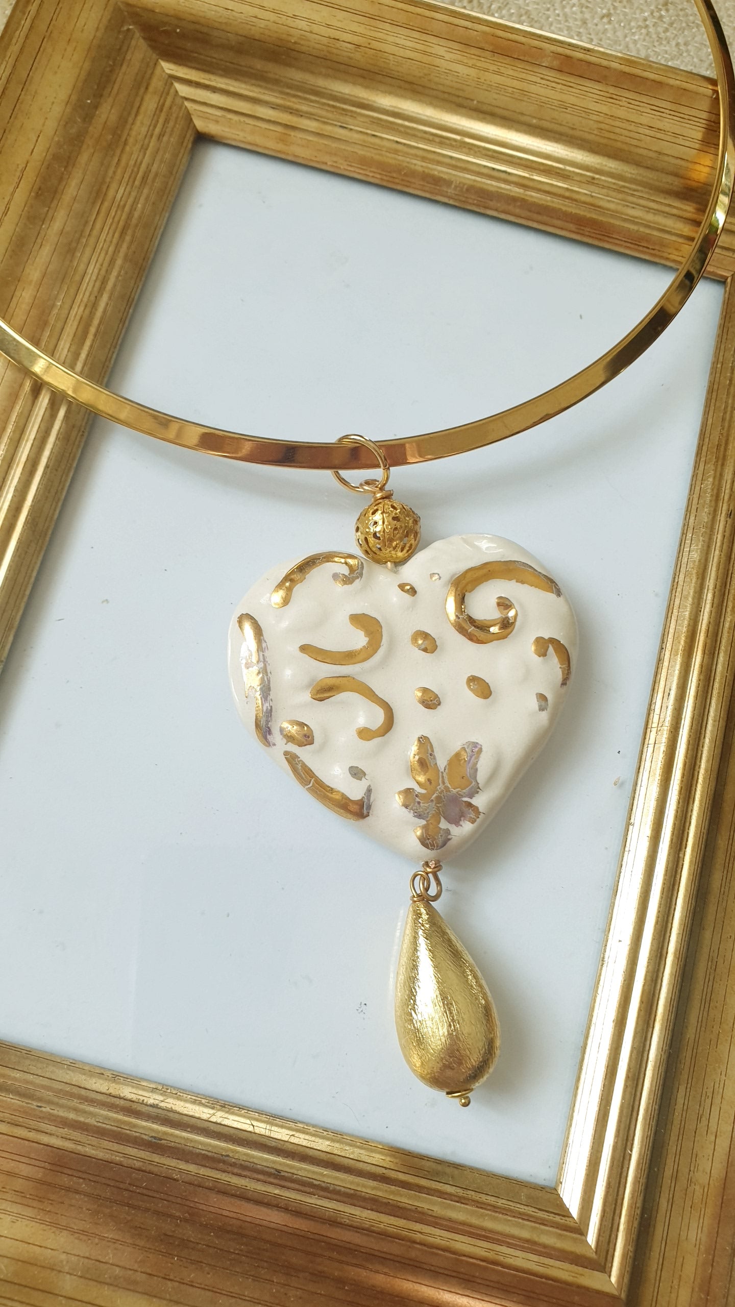 Girocollo n acciaio con cuore in ceramica.