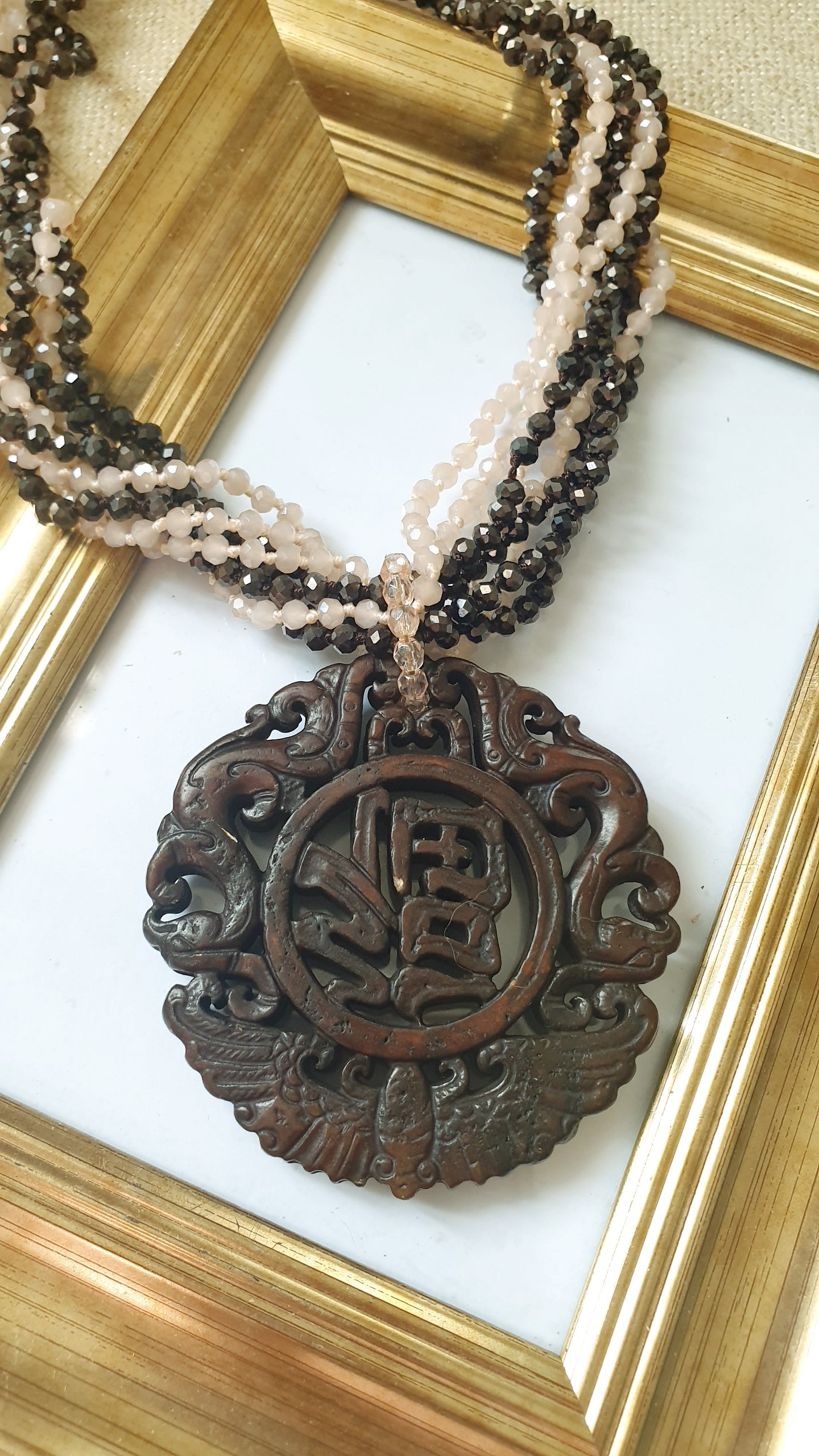 Girocollo di cristallini con giada incisa