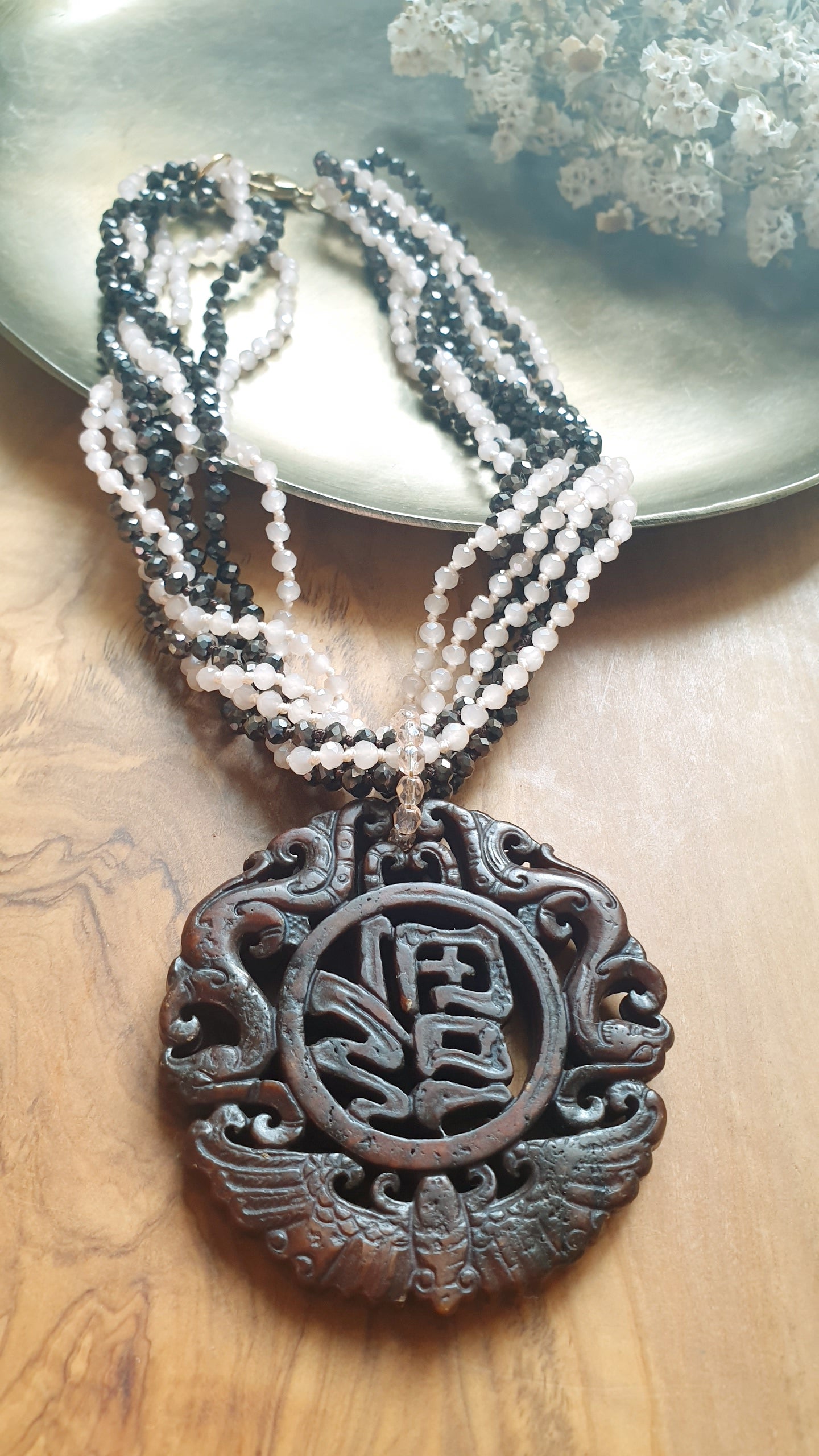 Girocollo di cristallini con giada incisa