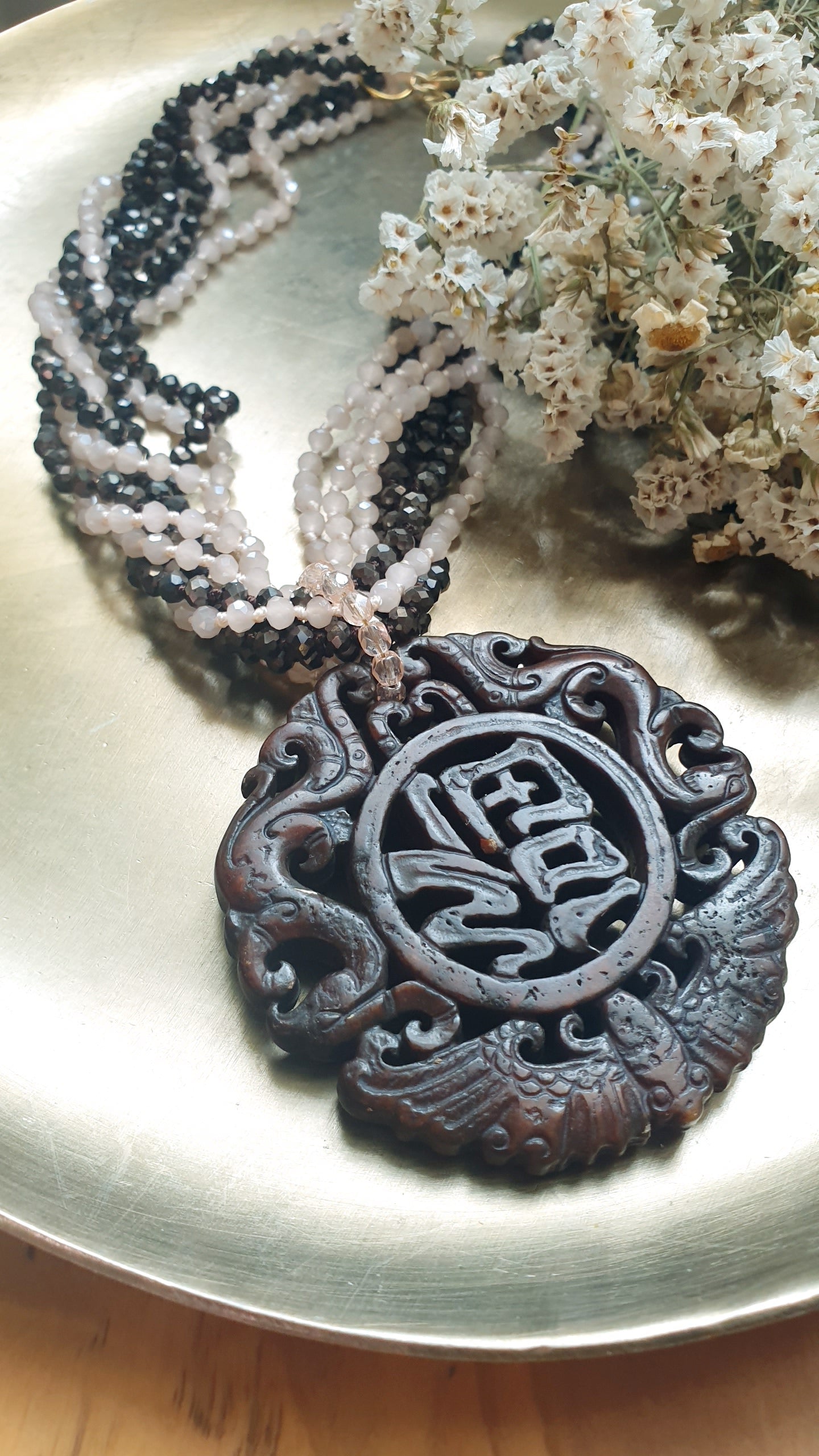 Girocollo di cristallini con giada incisa