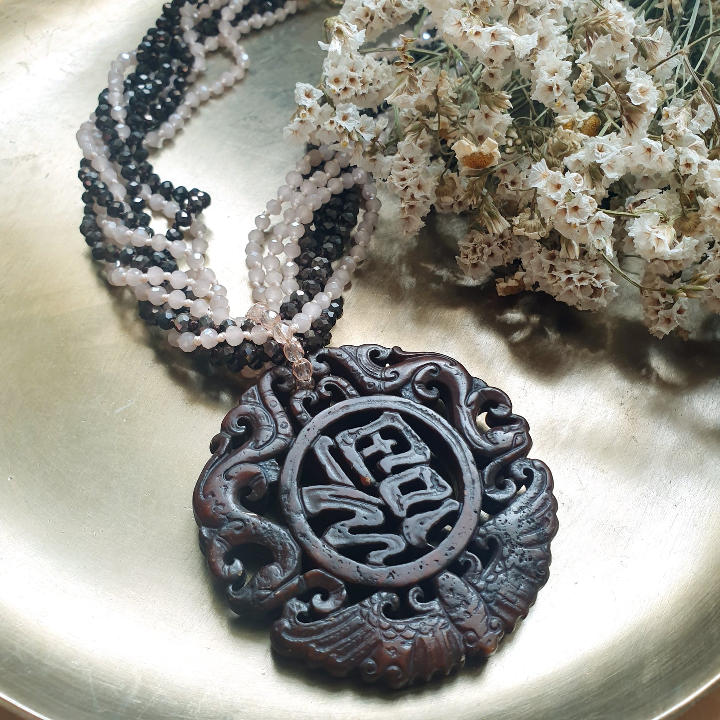 Girocollo di cristallini con giada incisa