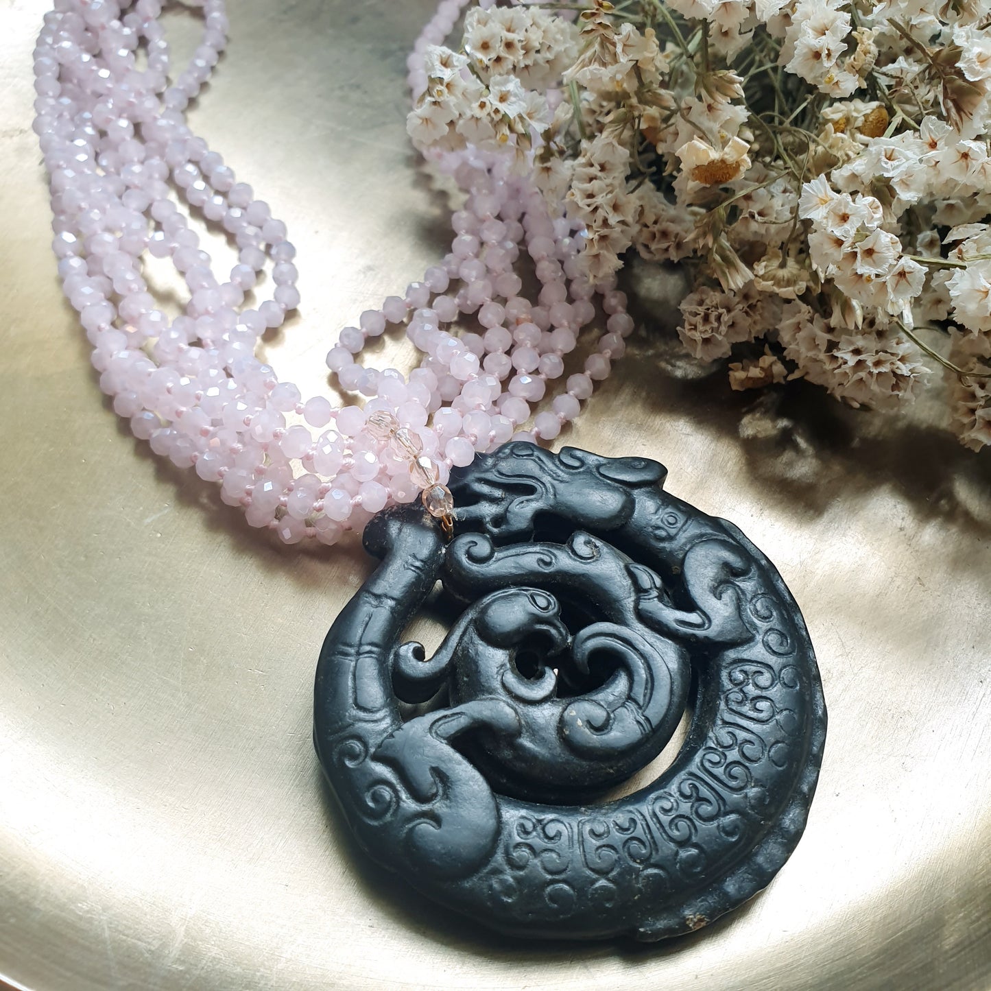 Collana di cristllini e giada intagliata