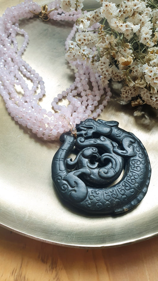 Collana di cristllini e giada intagliata