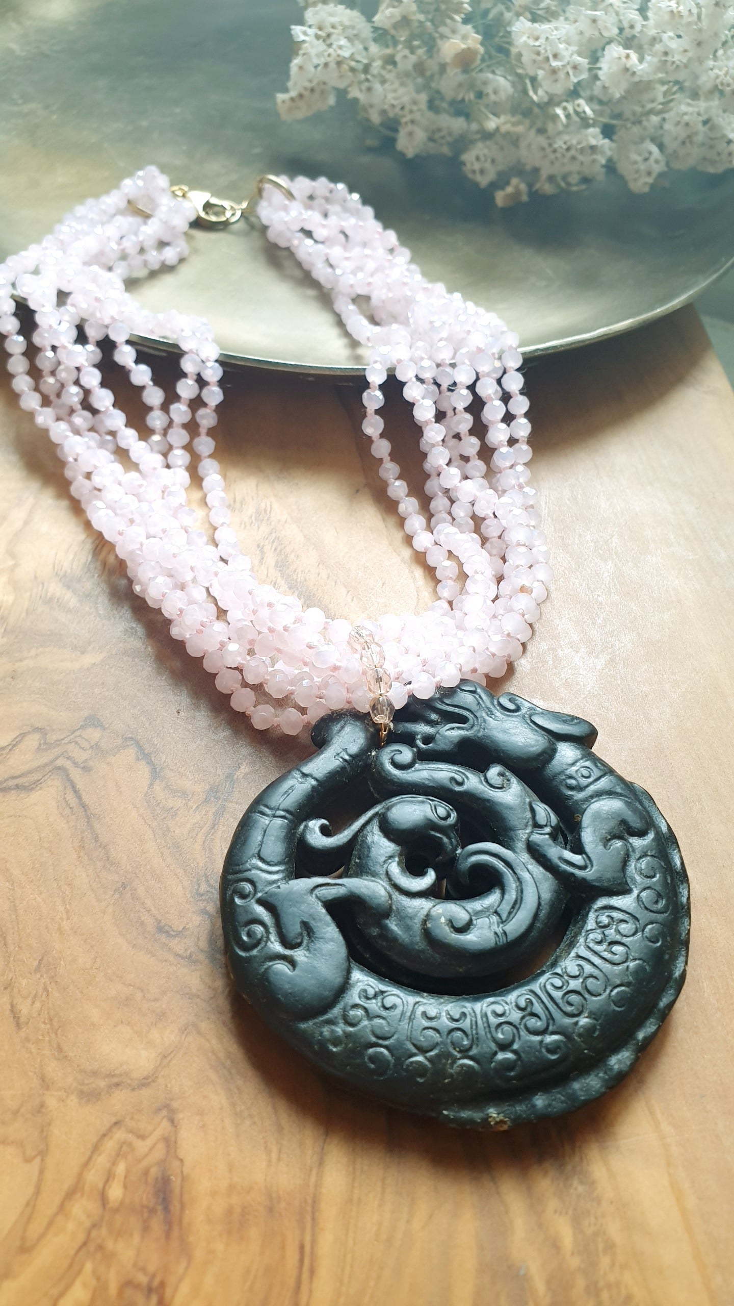 Collana di cristllini e giada intagliata