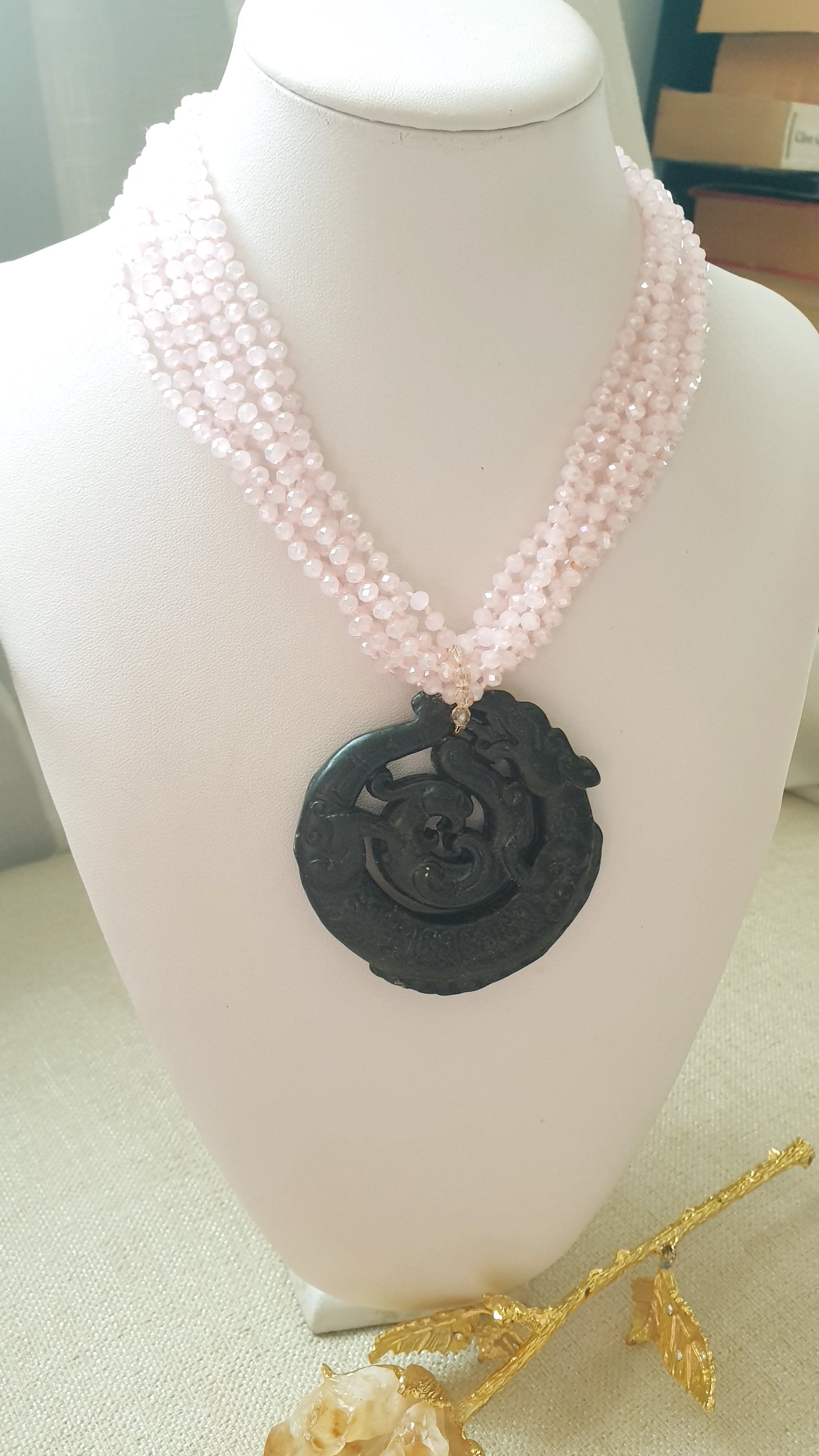 Collana di cristllini e giada intagliata