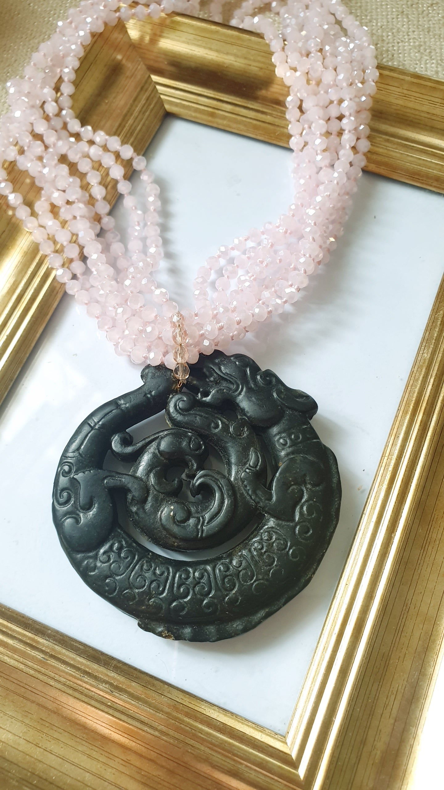 Collana di cristllini e giada intagliata