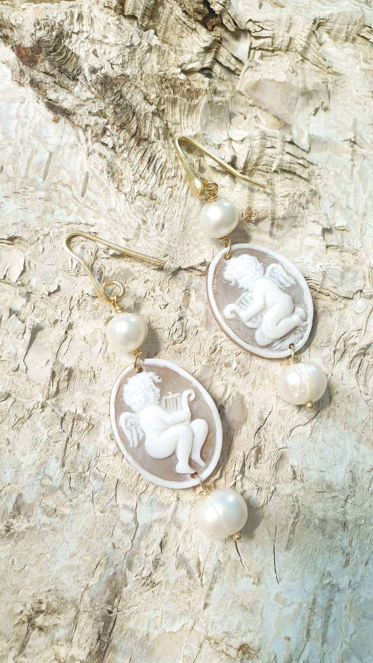 Orecchini in argento con cammei "angeli" e perle di fiume