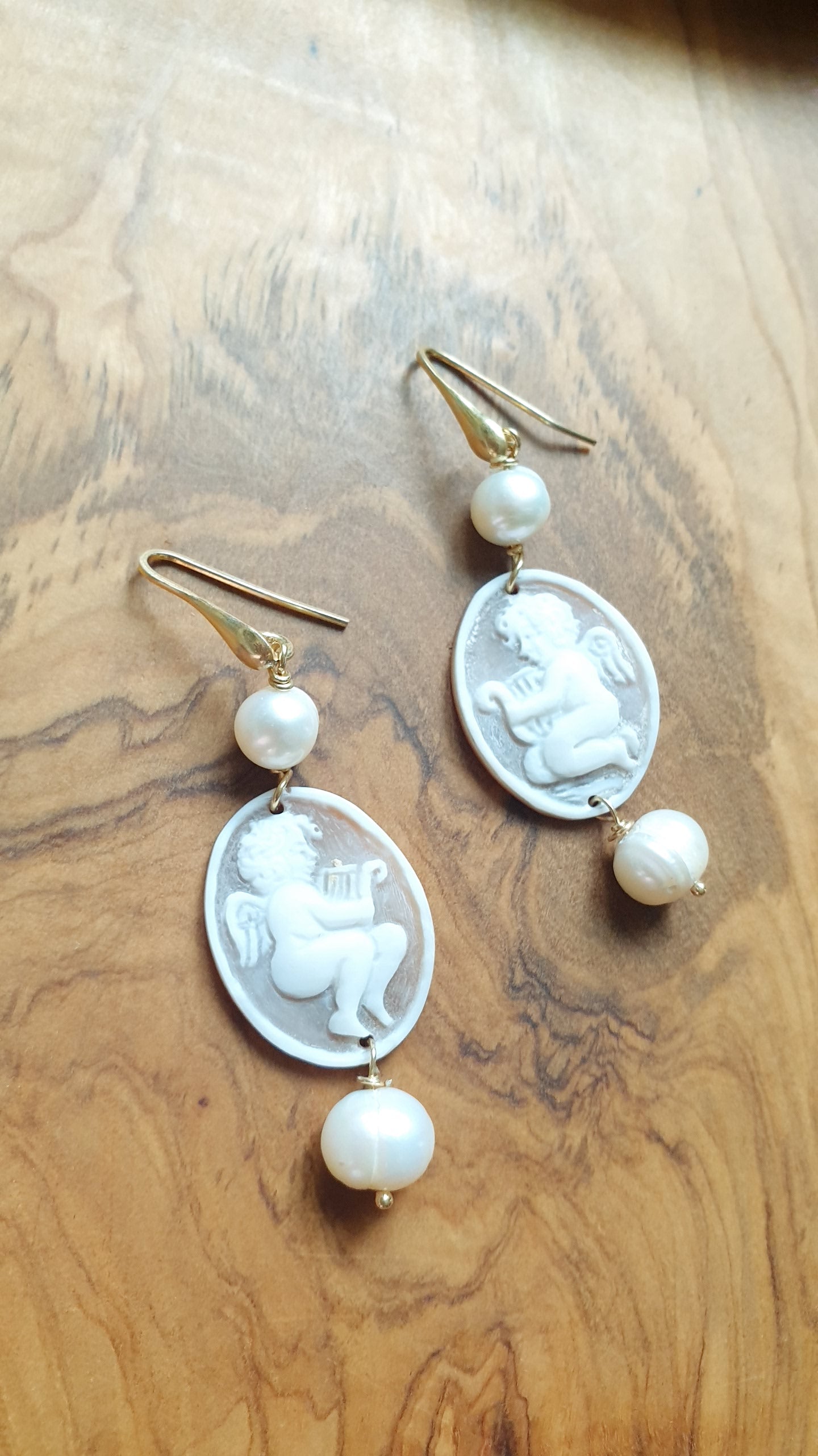 Orecchini in argento con cammei "angeli" e perle di fiume