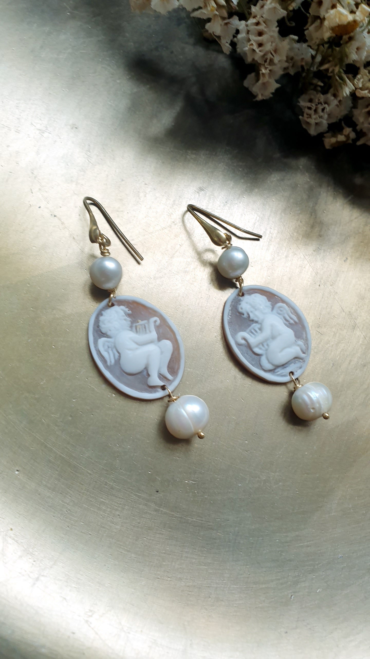 Orecchini in argento con cammei "angeli" e perle di fiume