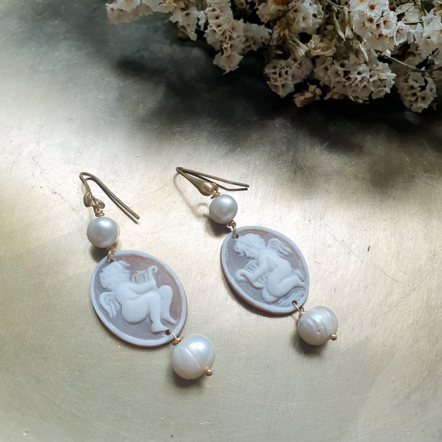Orecchini in argento con cammei "angeli" e perle di fiume