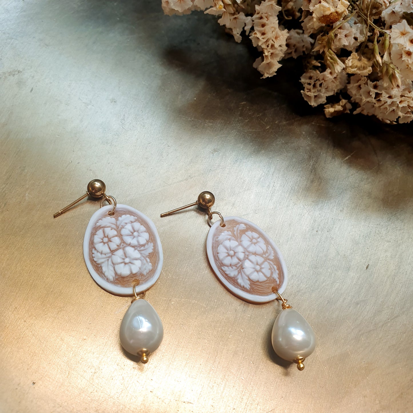 Orecchini in acciaio con cammei e perle di Maiorca