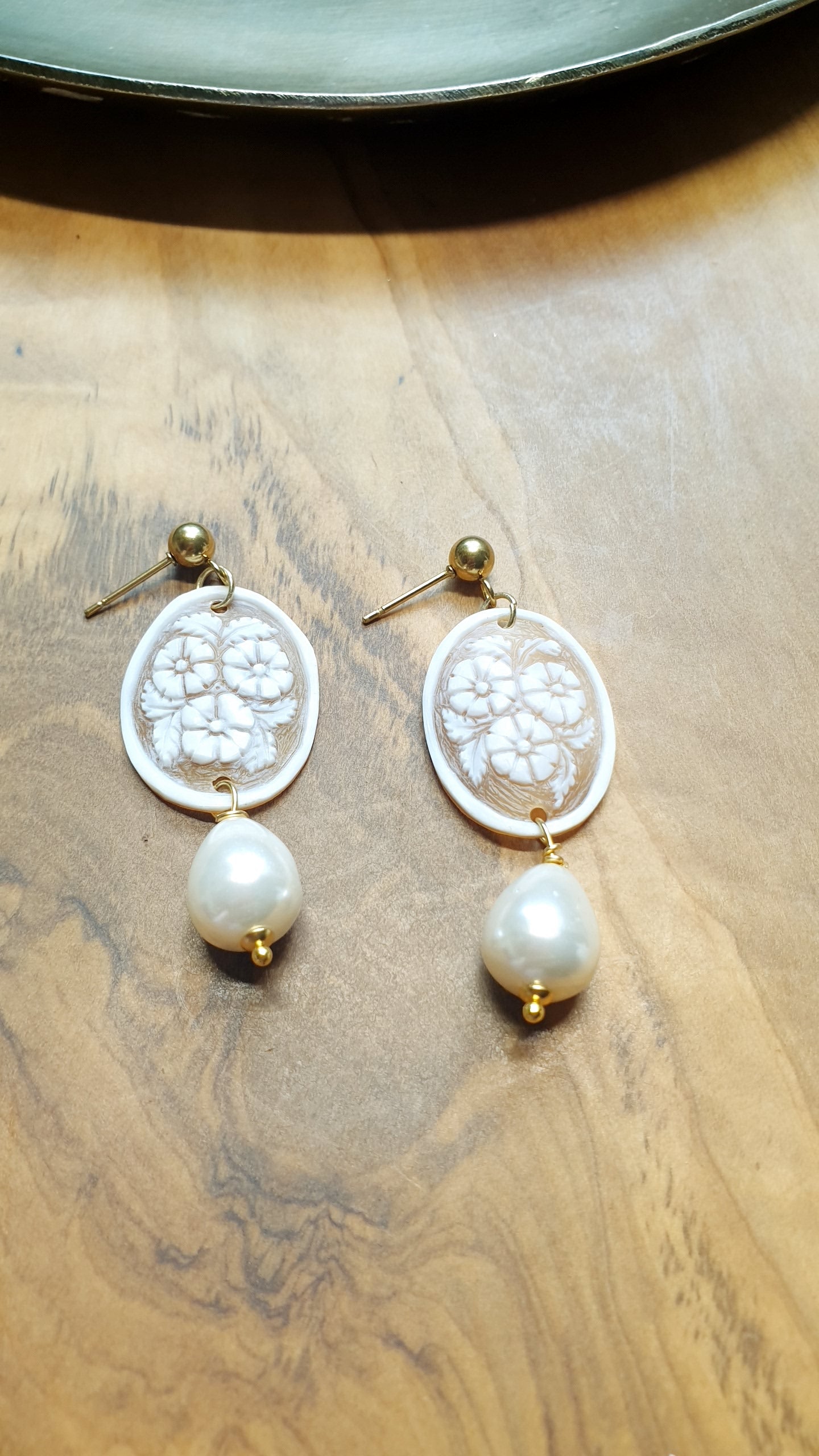 Orecchini in acciaio con cammei e perle di Maiorca