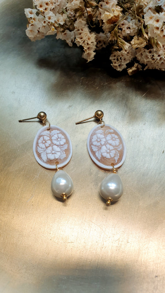 Orecchini in acciaio con cammei e perle di Maiorca