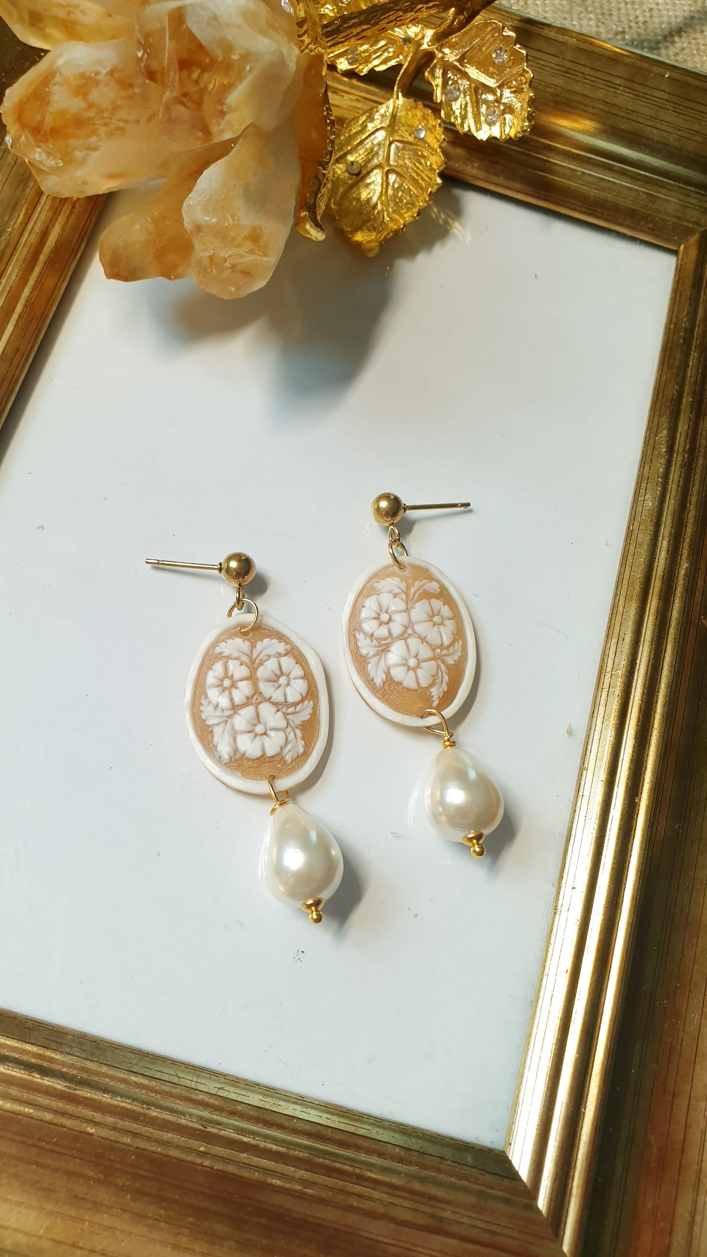 Orecchini in acciaio con cammei e perle di Maiorca