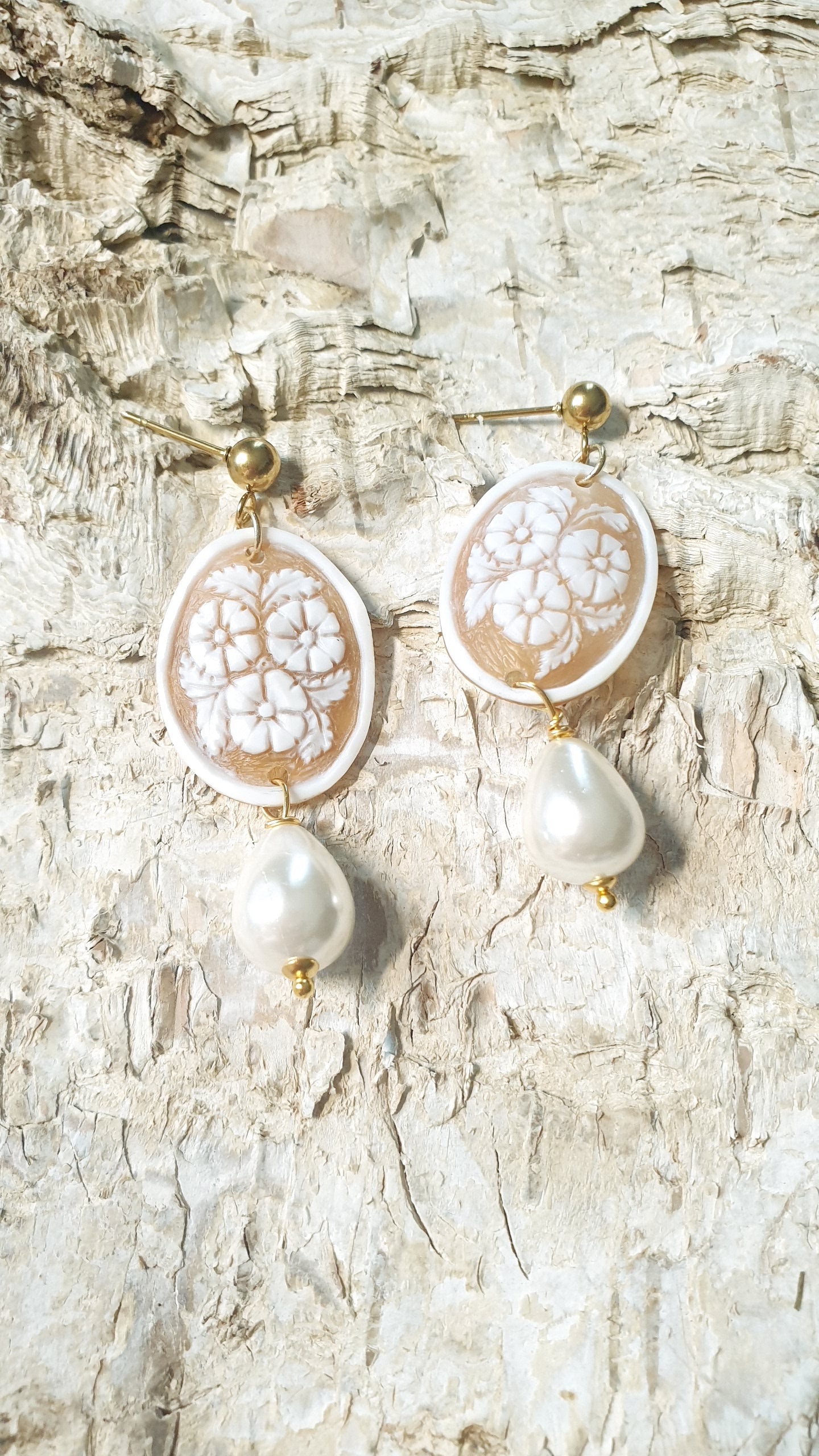 Orecchini in acciaio con cammei e perle di Maiorca