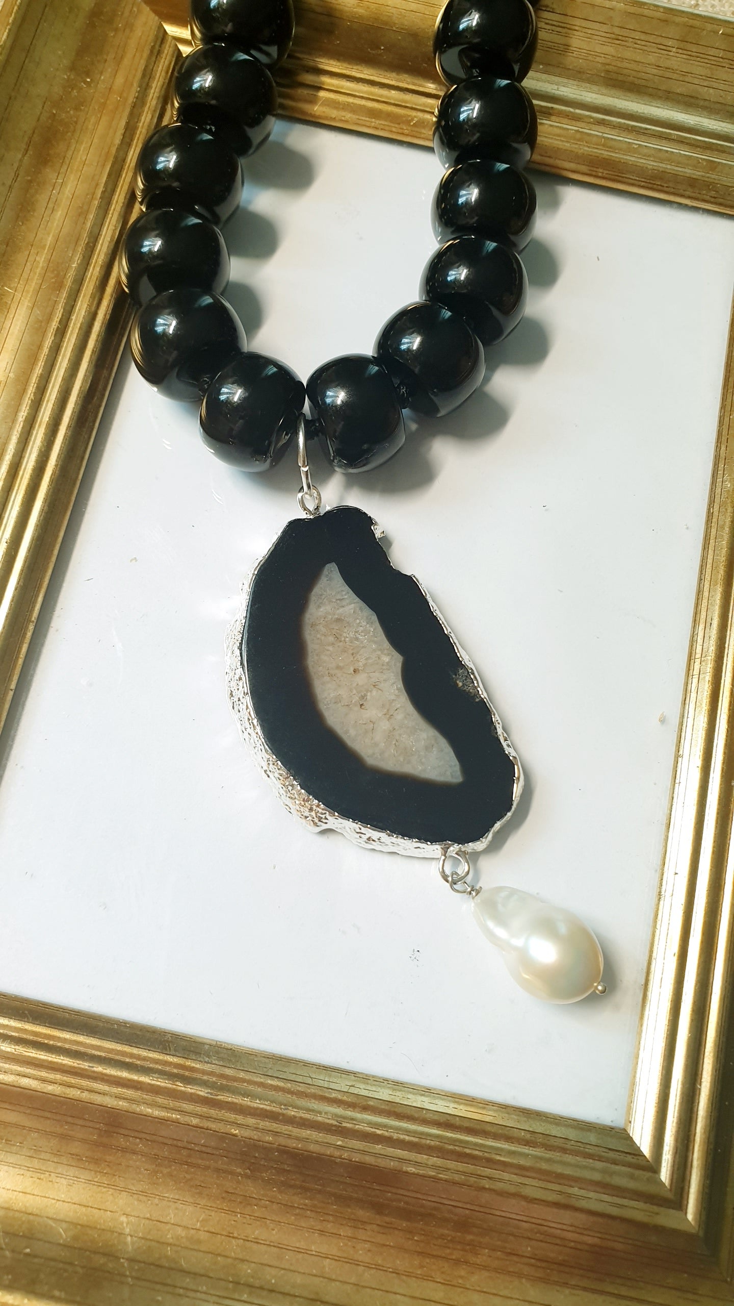 Girocollo in resina con agata  e perla barocca