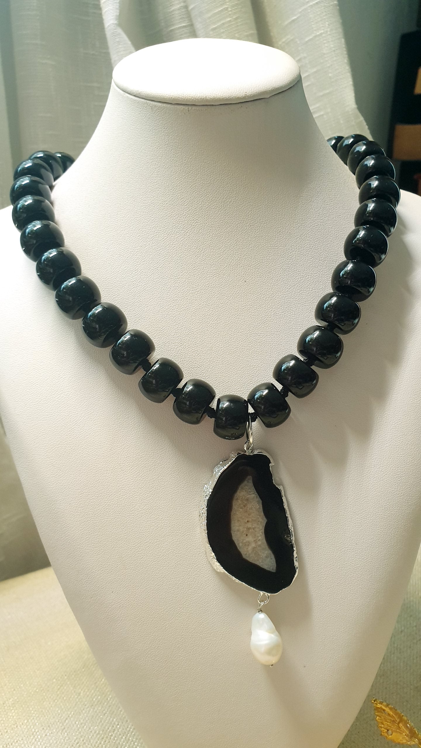 Girocollo in resina con agata  e perla barocca