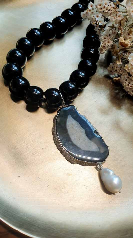 Girocollo in resina con agata  e perla barocca