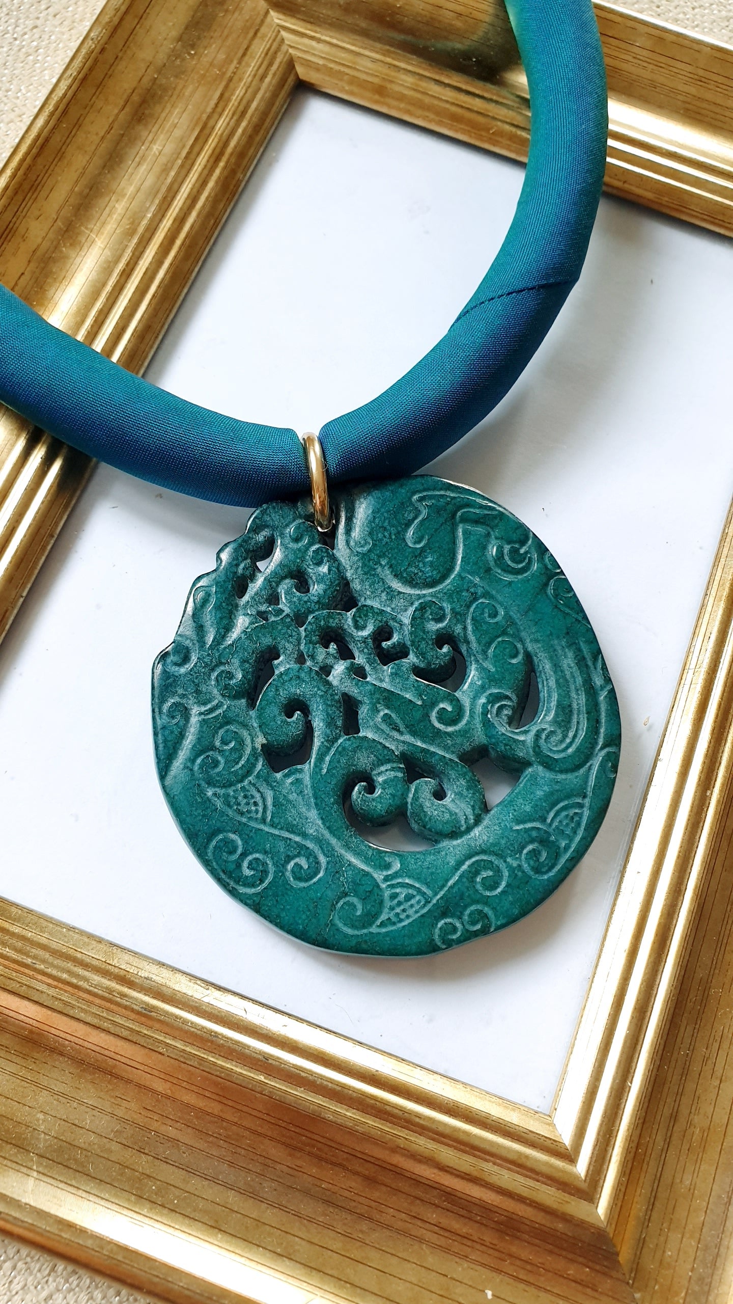 Collana in seta con giada