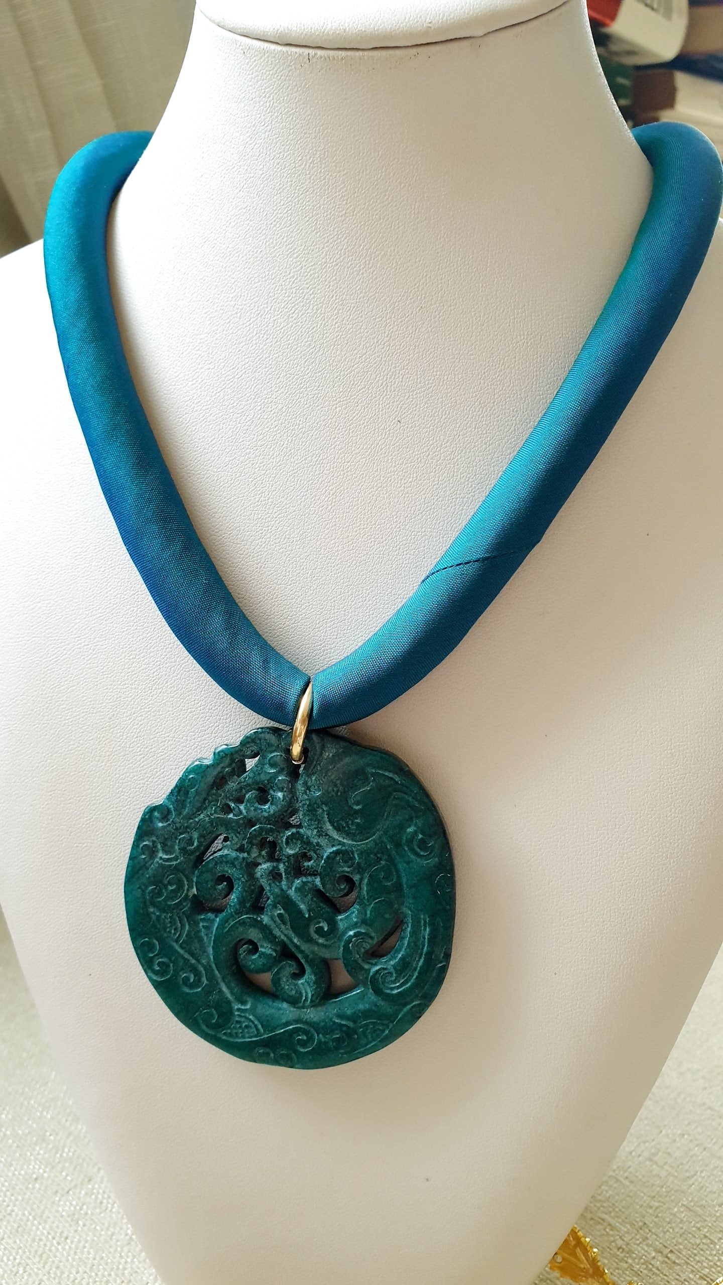 Collana in seta con giada