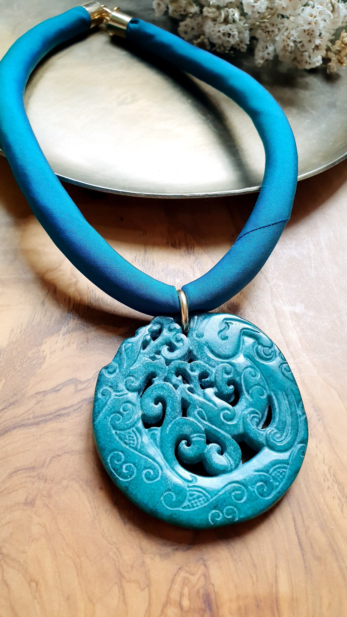 Collana in seta con giada