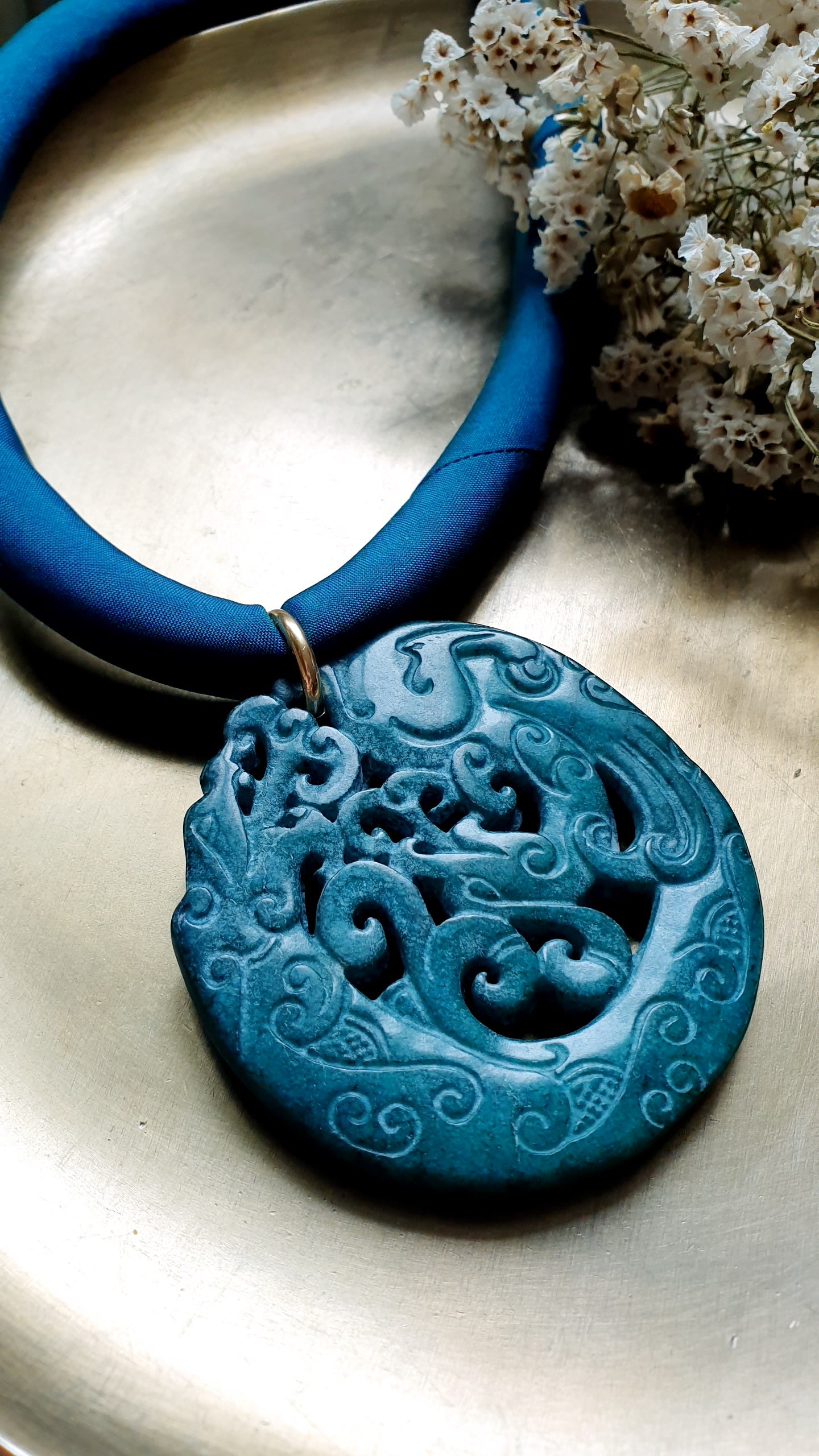 Collana in seta con giada