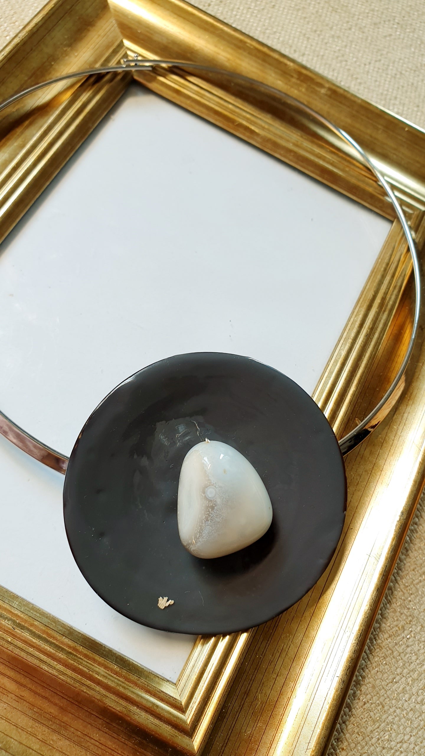 Girocollo in acciaio con seme laccato e agata