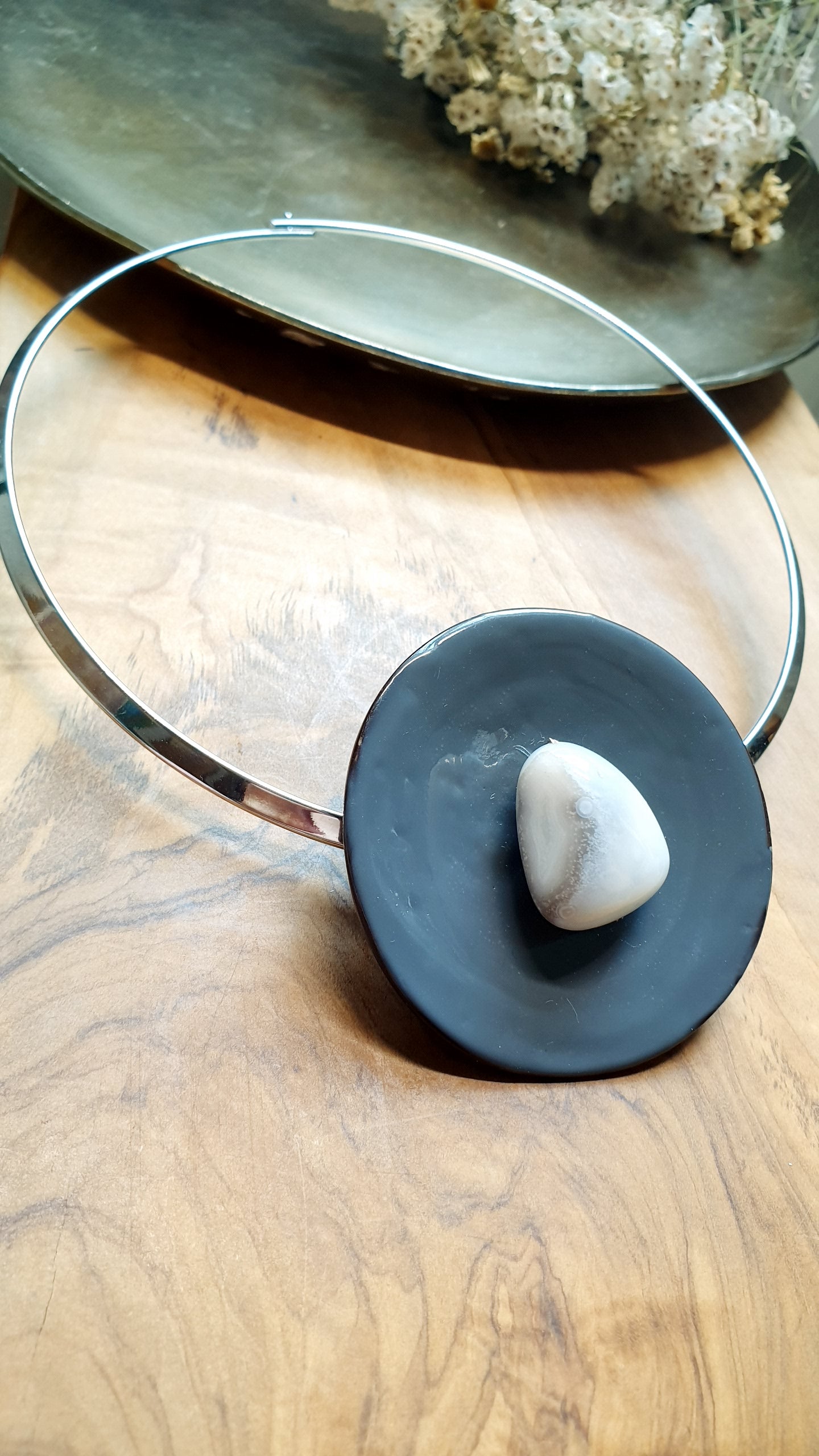 Girocollo in acciaio con seme laccato e agata