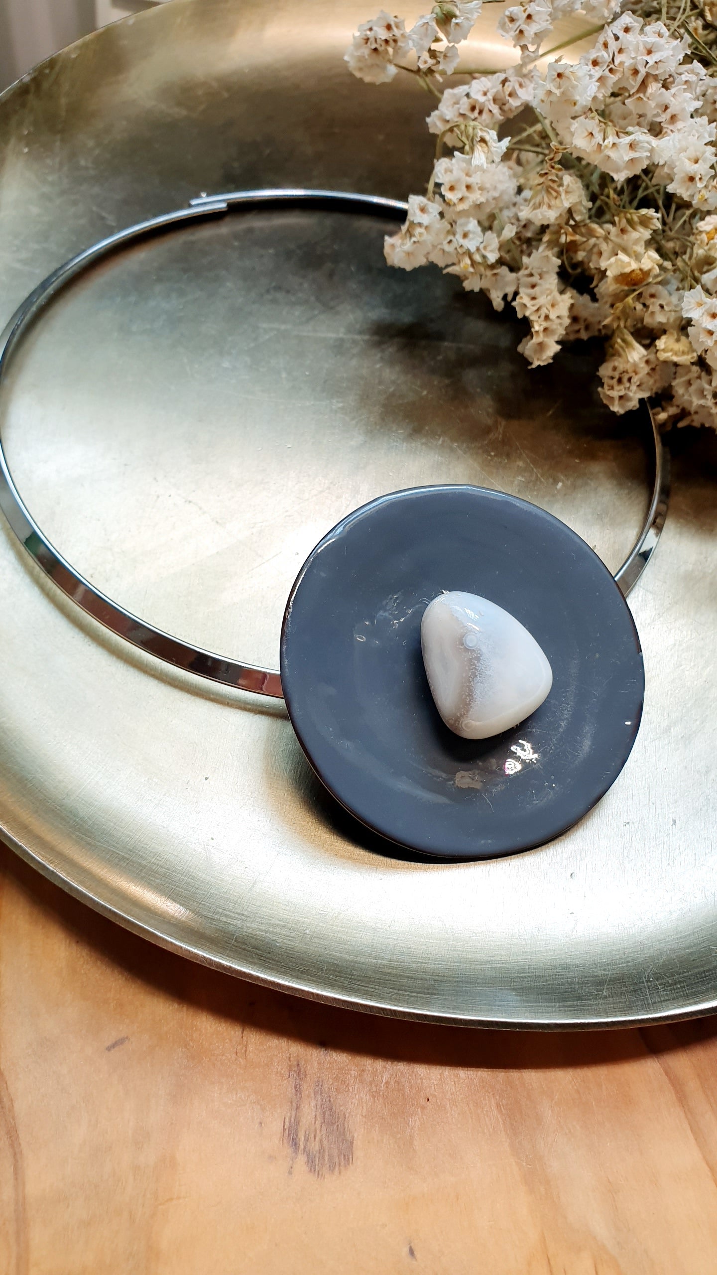 Girocollo in acciaio con seme laccato e agata