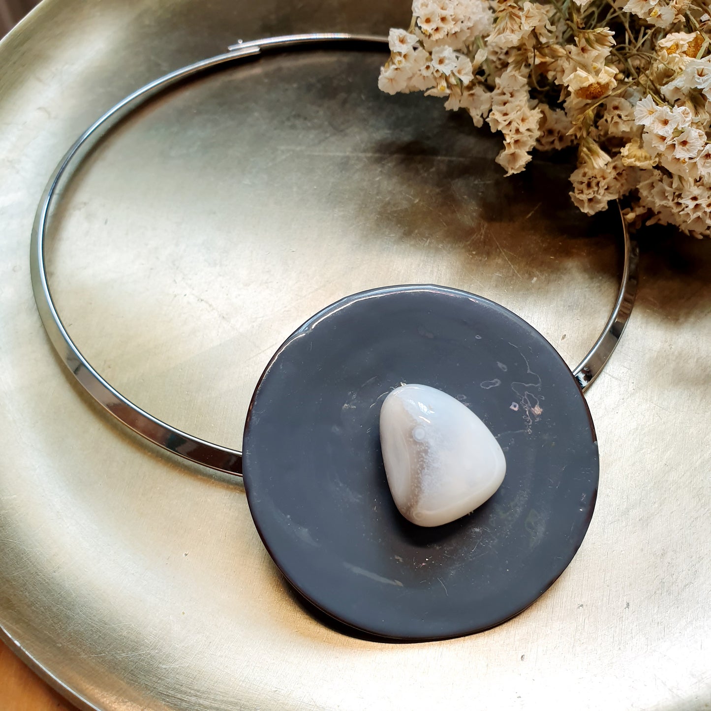 Girocollo in acciaio con seme laccato e agata