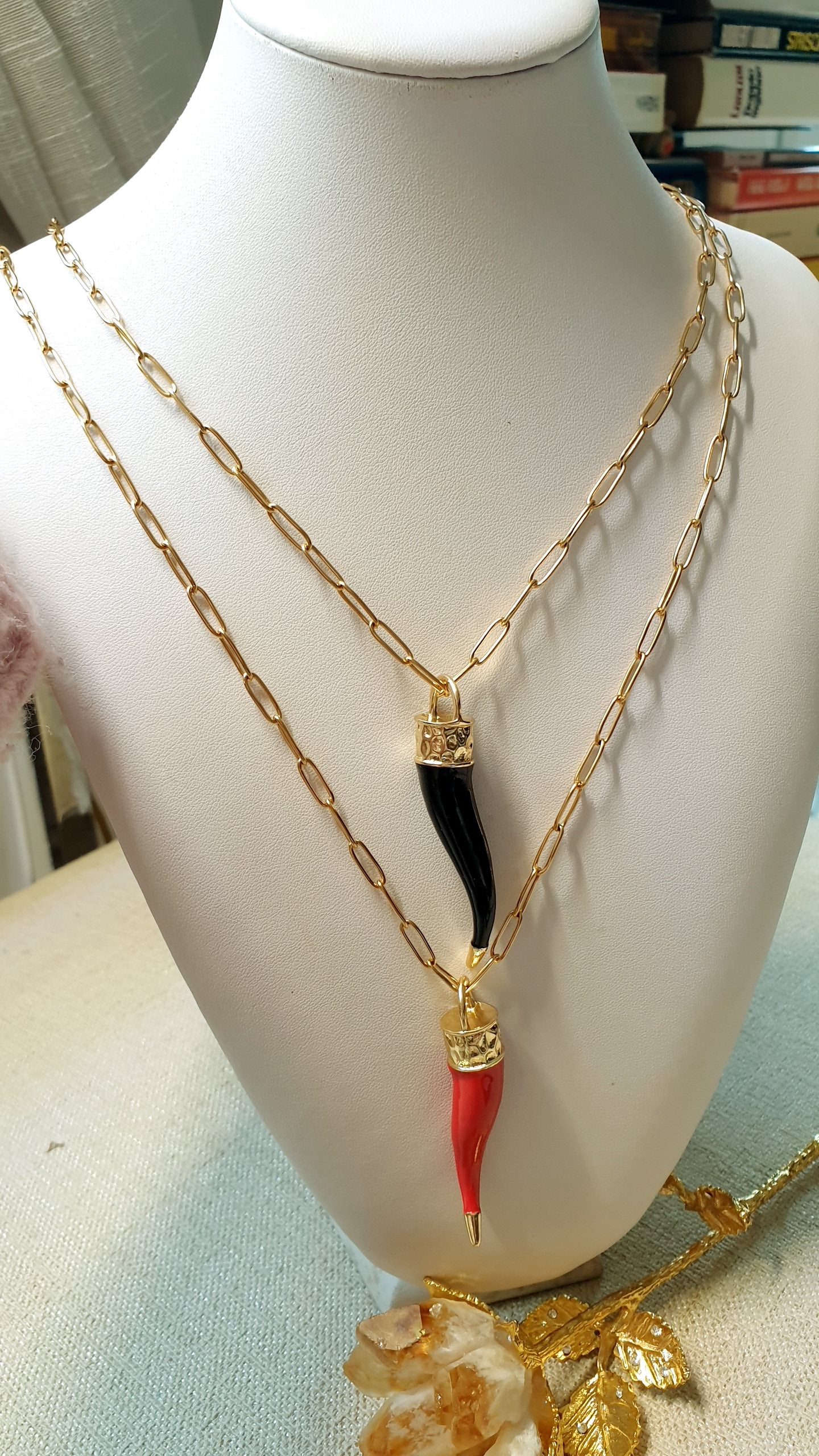 Collana in acciaio con corno in ceramica