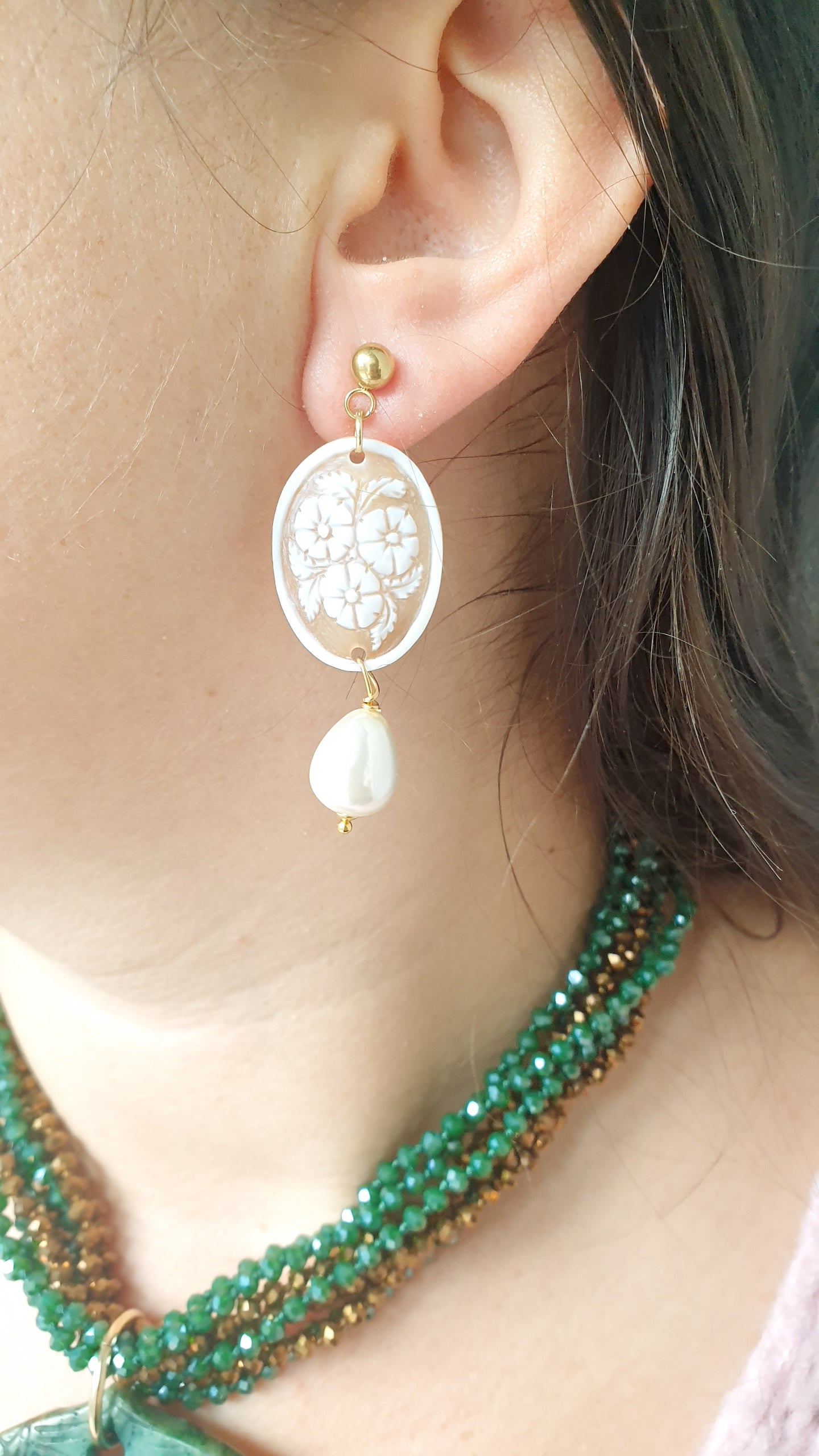 Orecchini in acciaio con cammei e perle di Maiorca