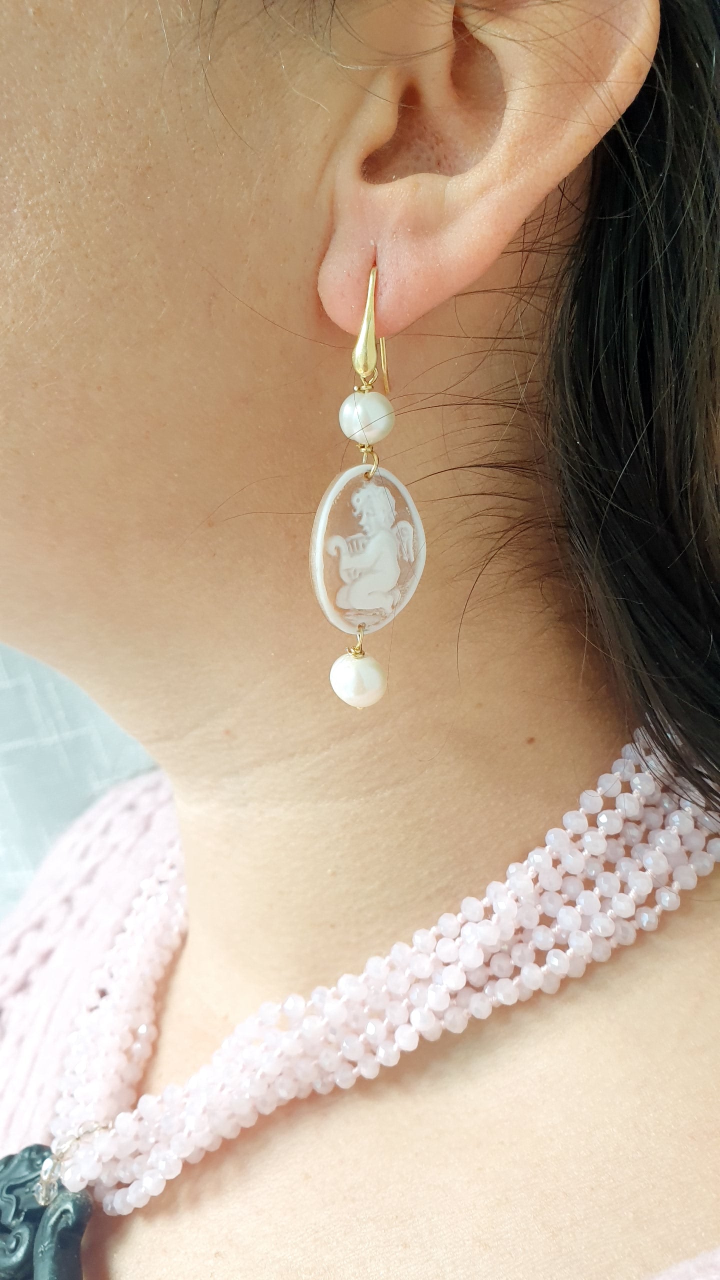 Orecchini in argento con cammei "angeli" e perle di fiume