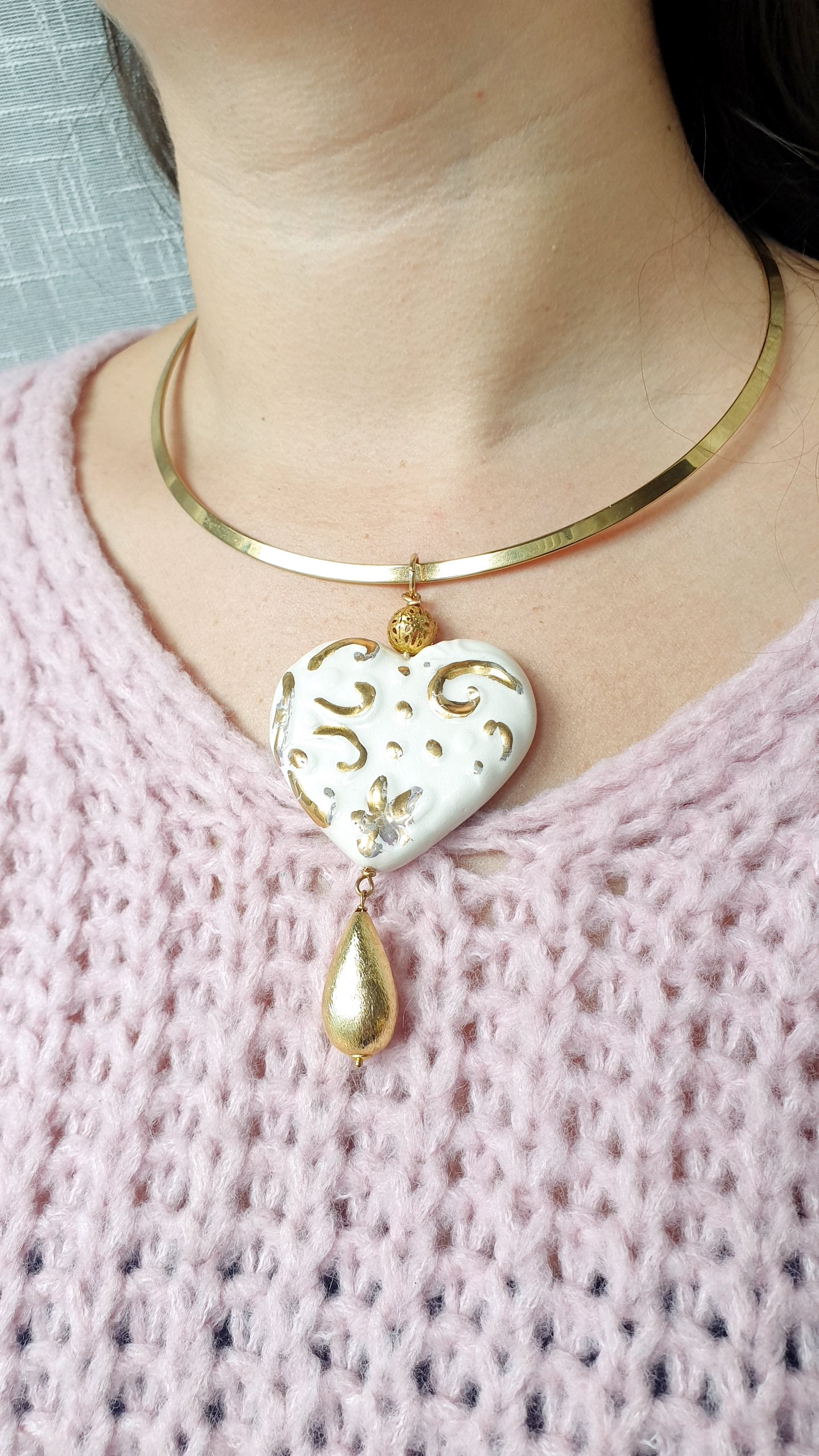 Girocollo n acciaio con cuore in ceramica.