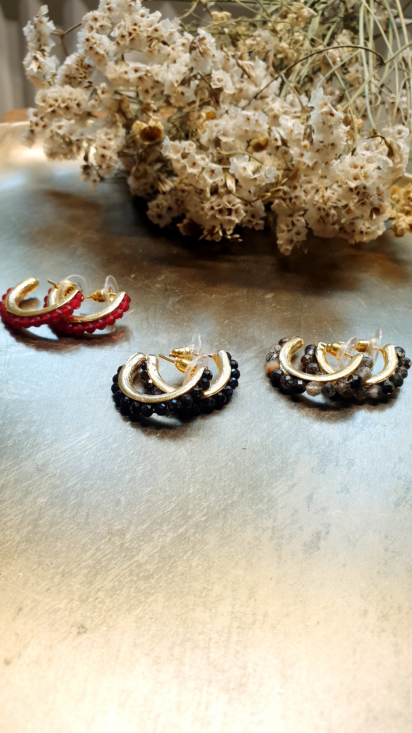 Orecchini in ottone con cristalli e pietre dure