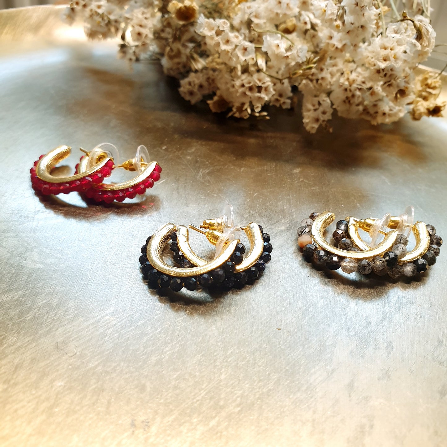 Orecchini in ottone con cristalli e pietre dure