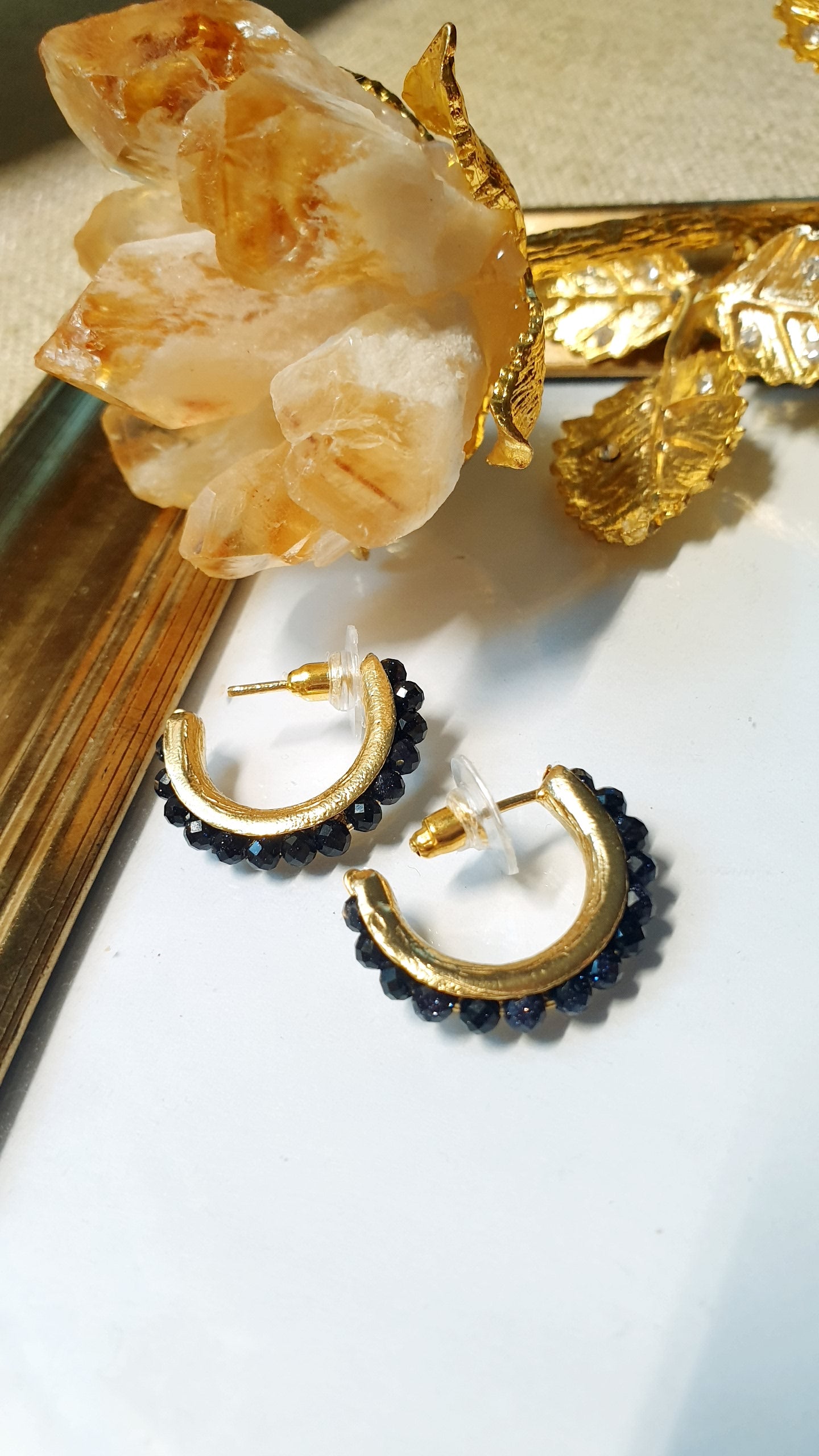Orecchini in ottone con cristalli e pietre dure
