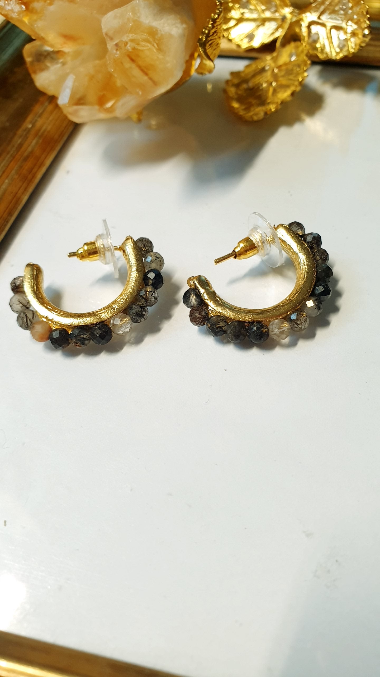 Orecchini in ottone con cristalli e pietre dure