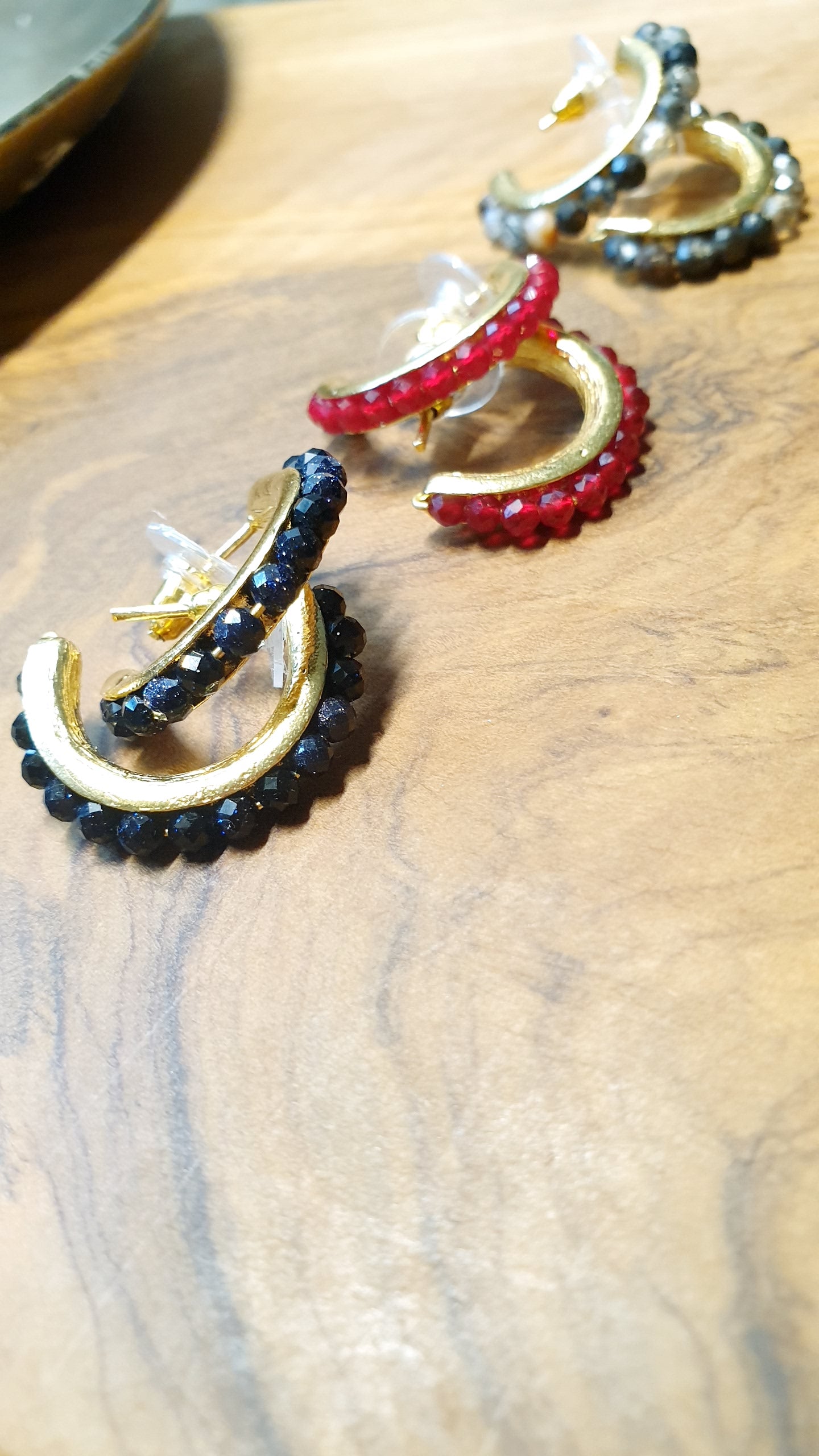 Orecchini in ottone con cristalli e pietre dure