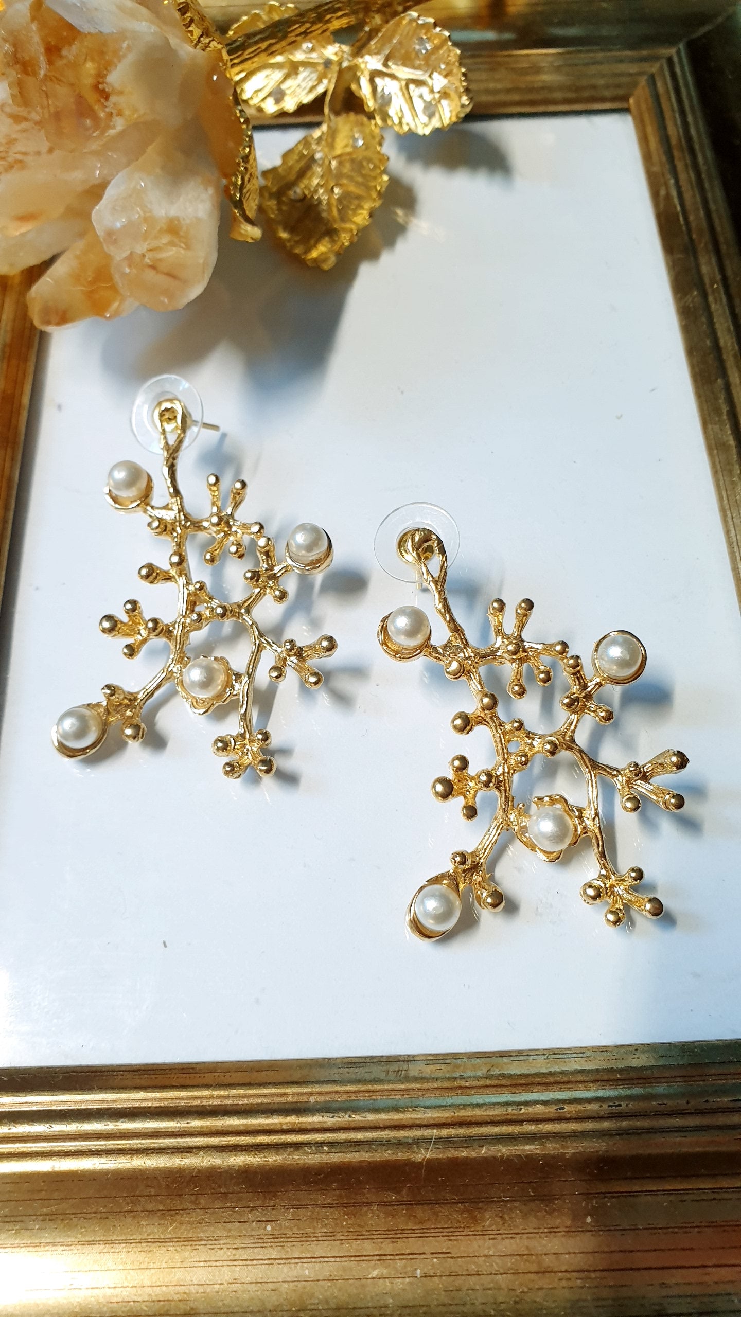 Orecchini in ottone con perle