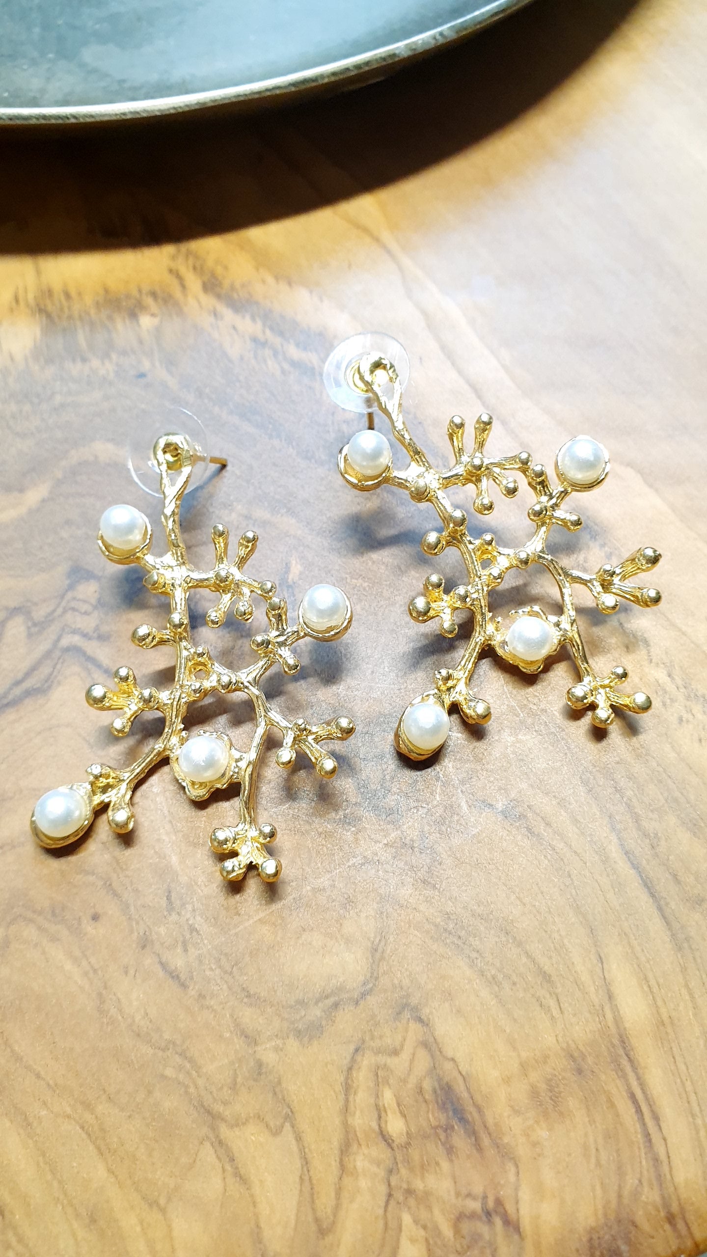 Orecchini in ottone con perle