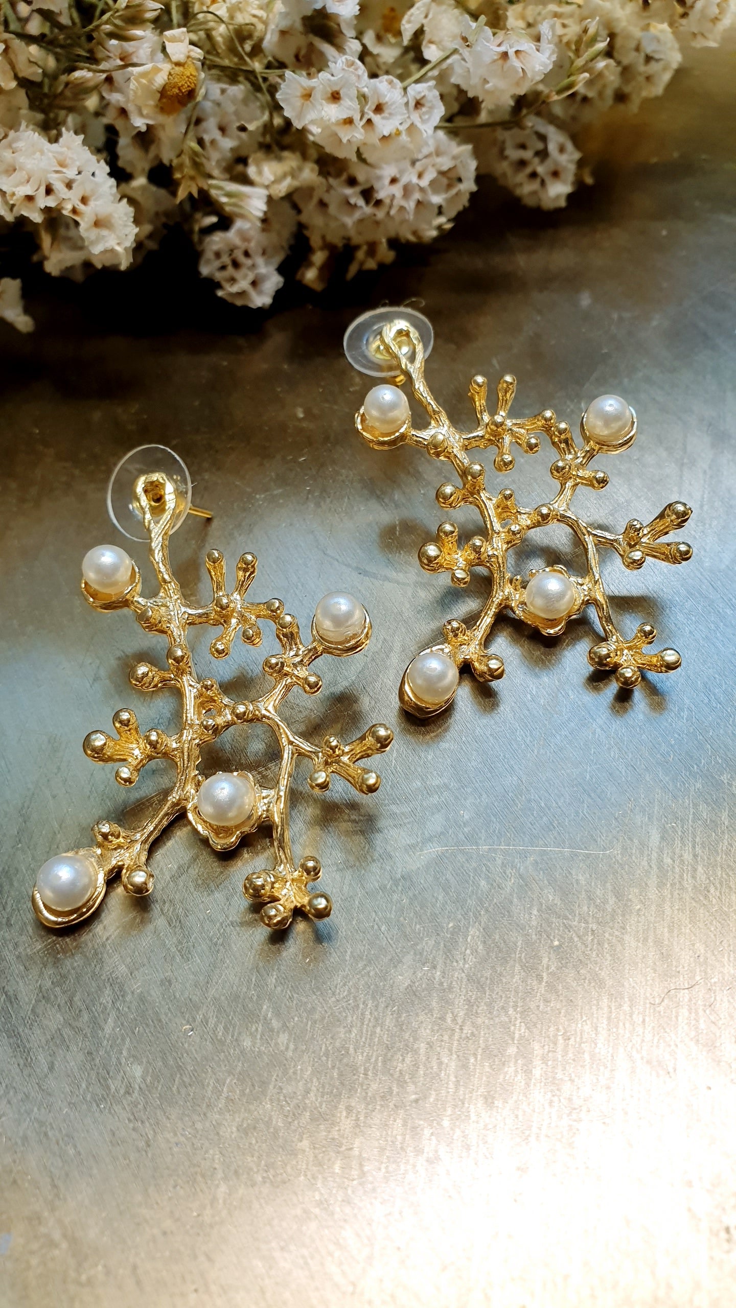 Orecchini in ottone con perle