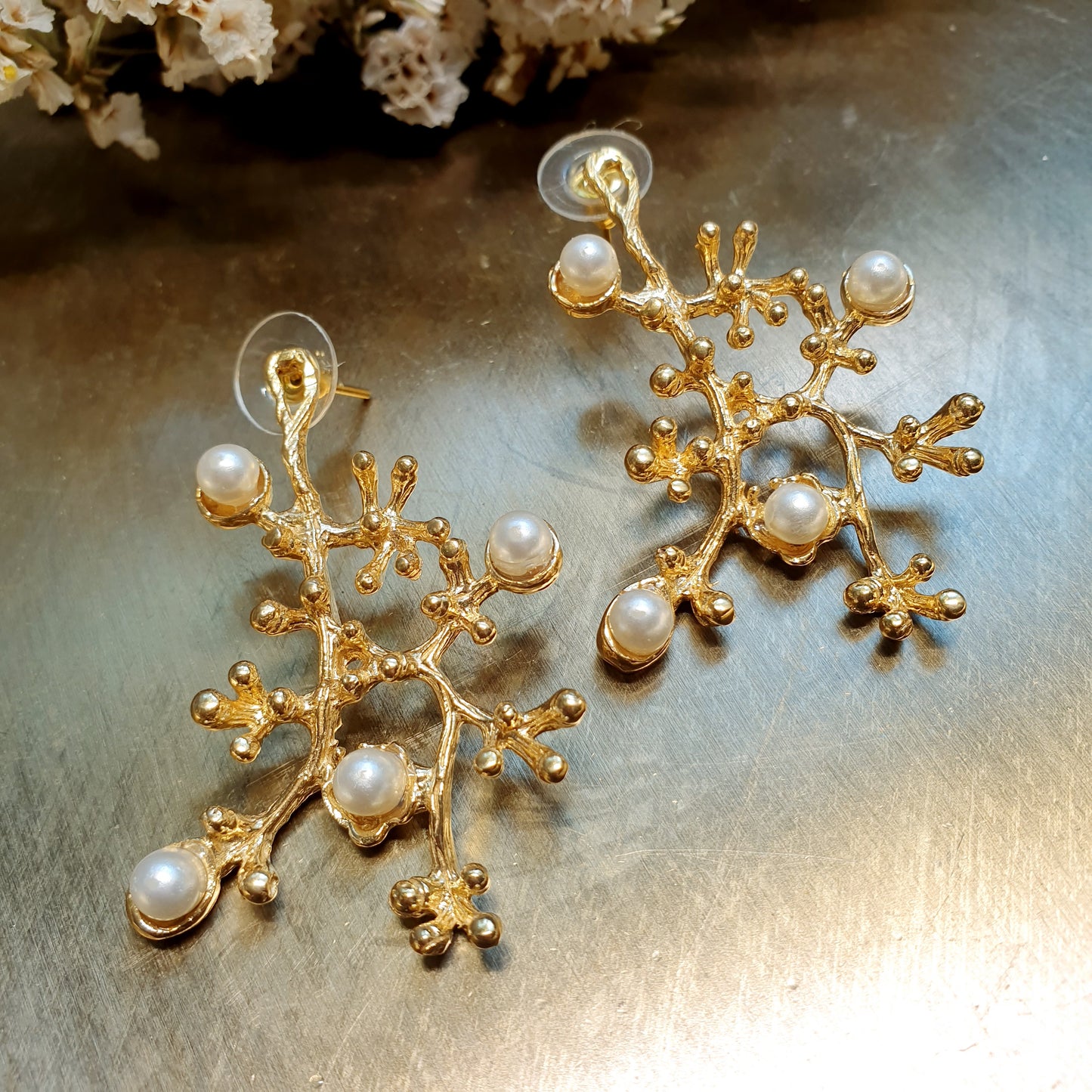 Orecchini in ottone con perle