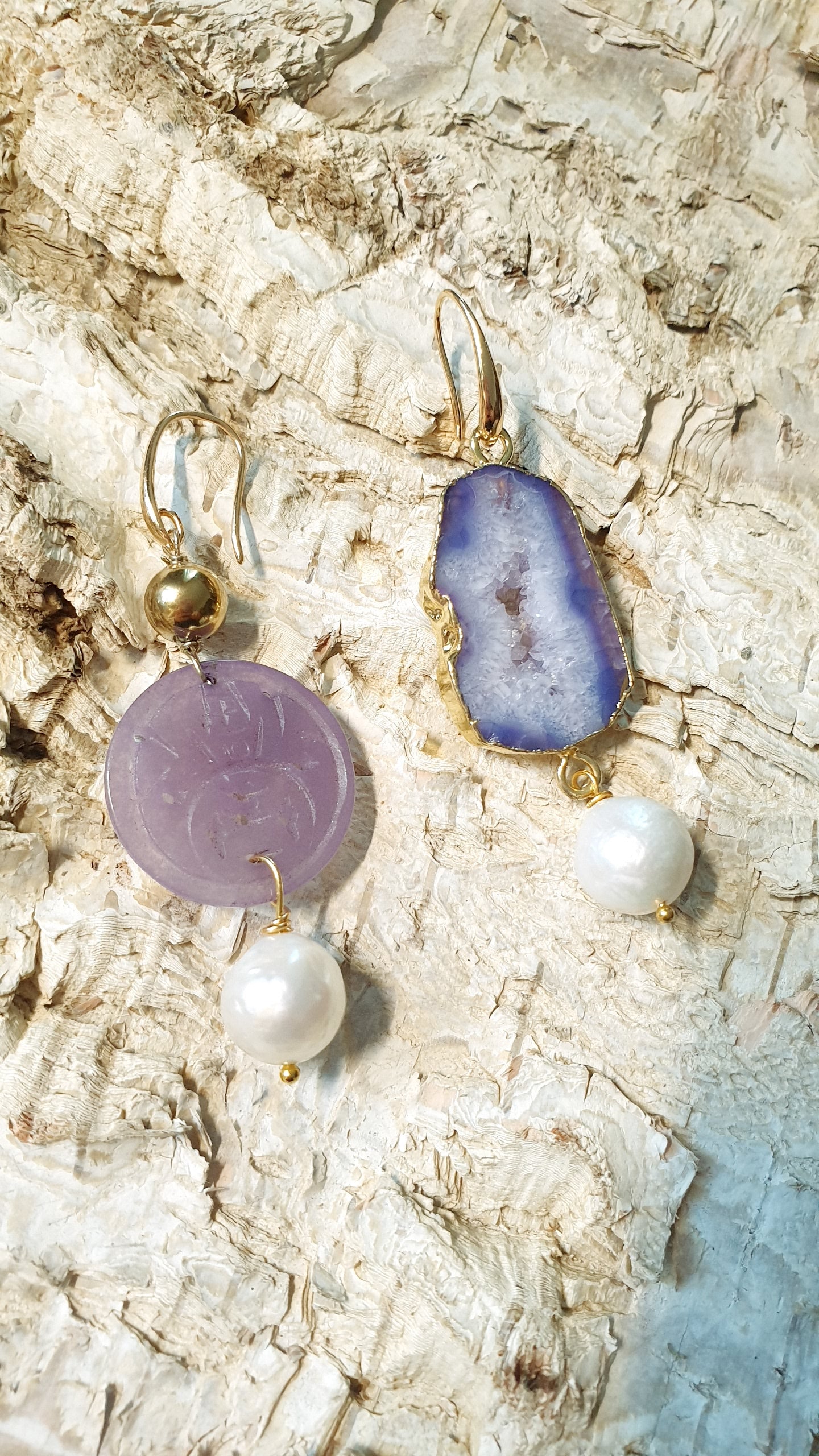 Orecchini in ottone con drusa, giada, perle