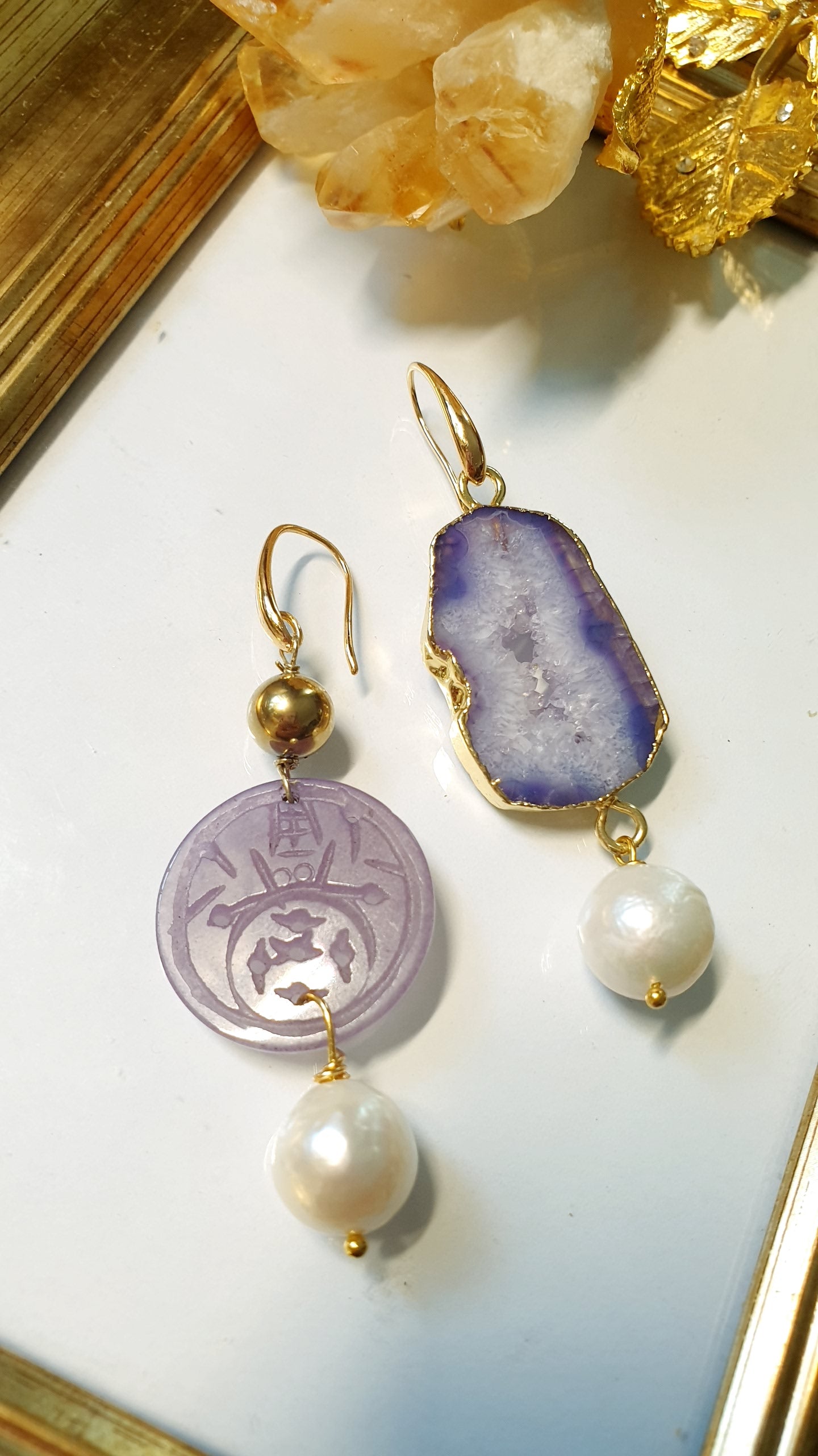 Orecchini in ottone con drusa, giada, perle